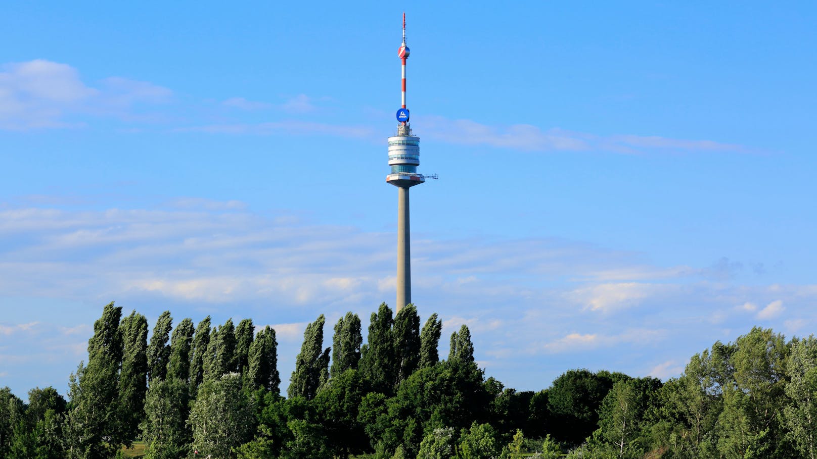 Der Wiener Donauturm lockt jährliche tausende Besucher an.