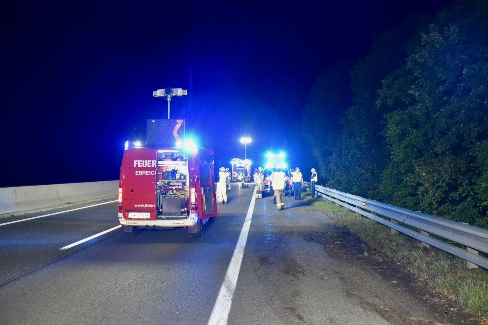 Kurz nach 3 Uhr morgens wurde am Samstag die Feuerwehr Ebreichsdorf zu einem "Verkehrsunfall mit Menschenrettung" auf der A3 zwischen Ebreichsdorf und Pottendorf in Fahrtrichtung Eisenstadt alarmiert.