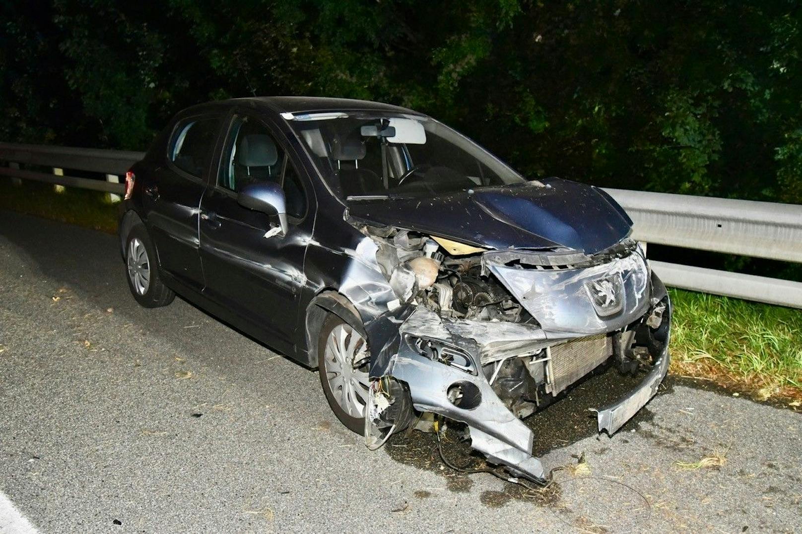 Kurz nach 3 Uhr morgens wurde am Samstag die Feuerwehr Ebreichsdorf zu einem "Verkehrsunfall mit Menschenrettung" auf der A3 zwischen Ebreichsdorf und Pottendorf in Fahrtrichtung Eisenstadt alarmiert.