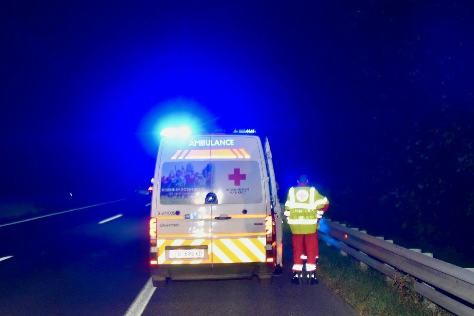 Kurz nach 3 Uhr morgens wurde am Samstag die Feuerwehr Ebreichsdorf zu einem "Verkehrsunfall mit Menschenrettung" auf der A3 zwischen Ebreichsdorf und Pottendorf in Fahrtrichtung Eisenstadt alarmiert.