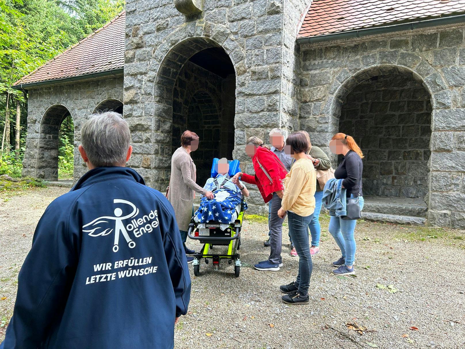 Franz und seine Liebsten vor der Fatimakapelle