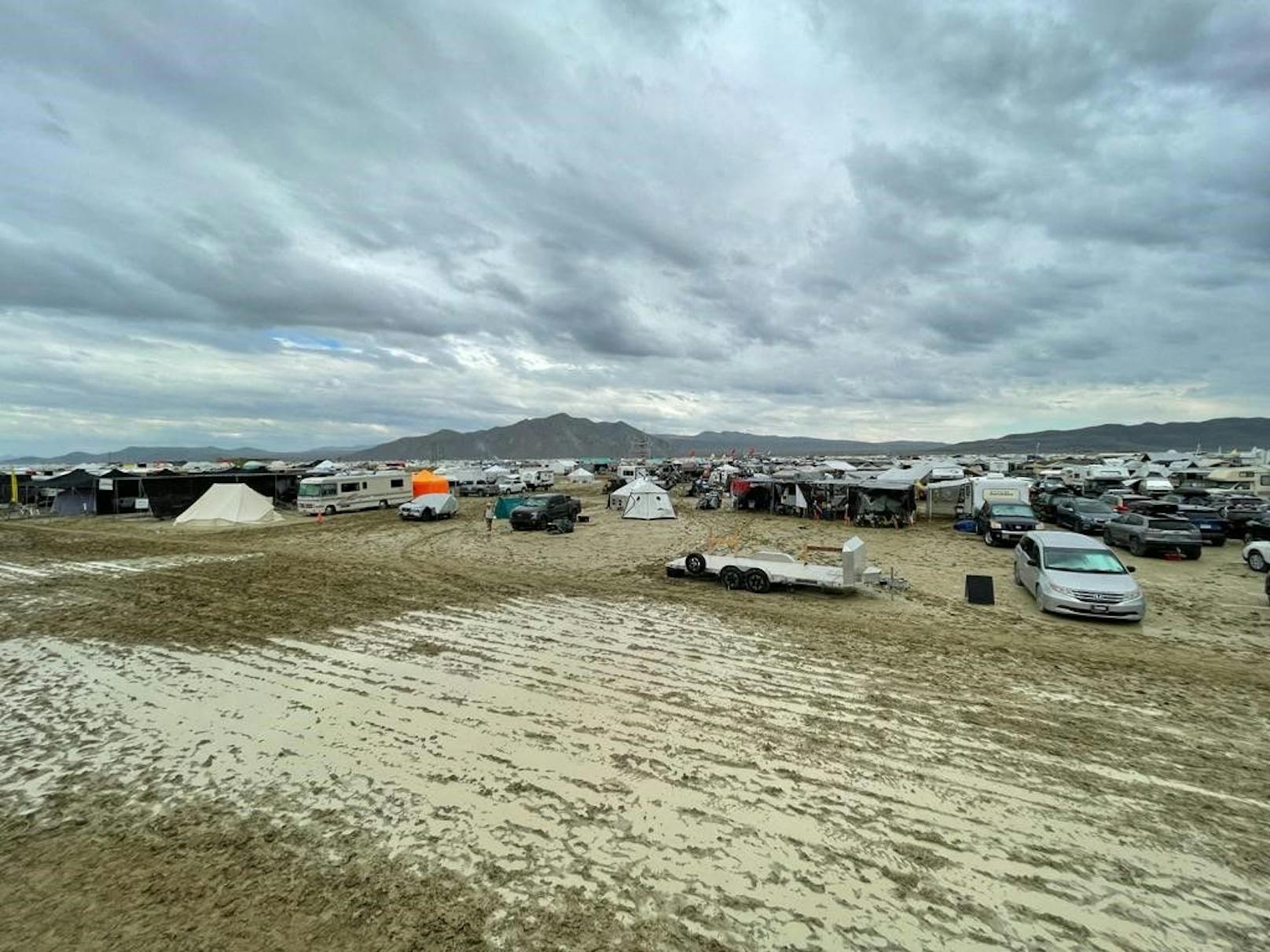 Wegen des Regens war die "Playa", die riesige Freifläche, in deren Mitte die Statue steht, unpassierbar.