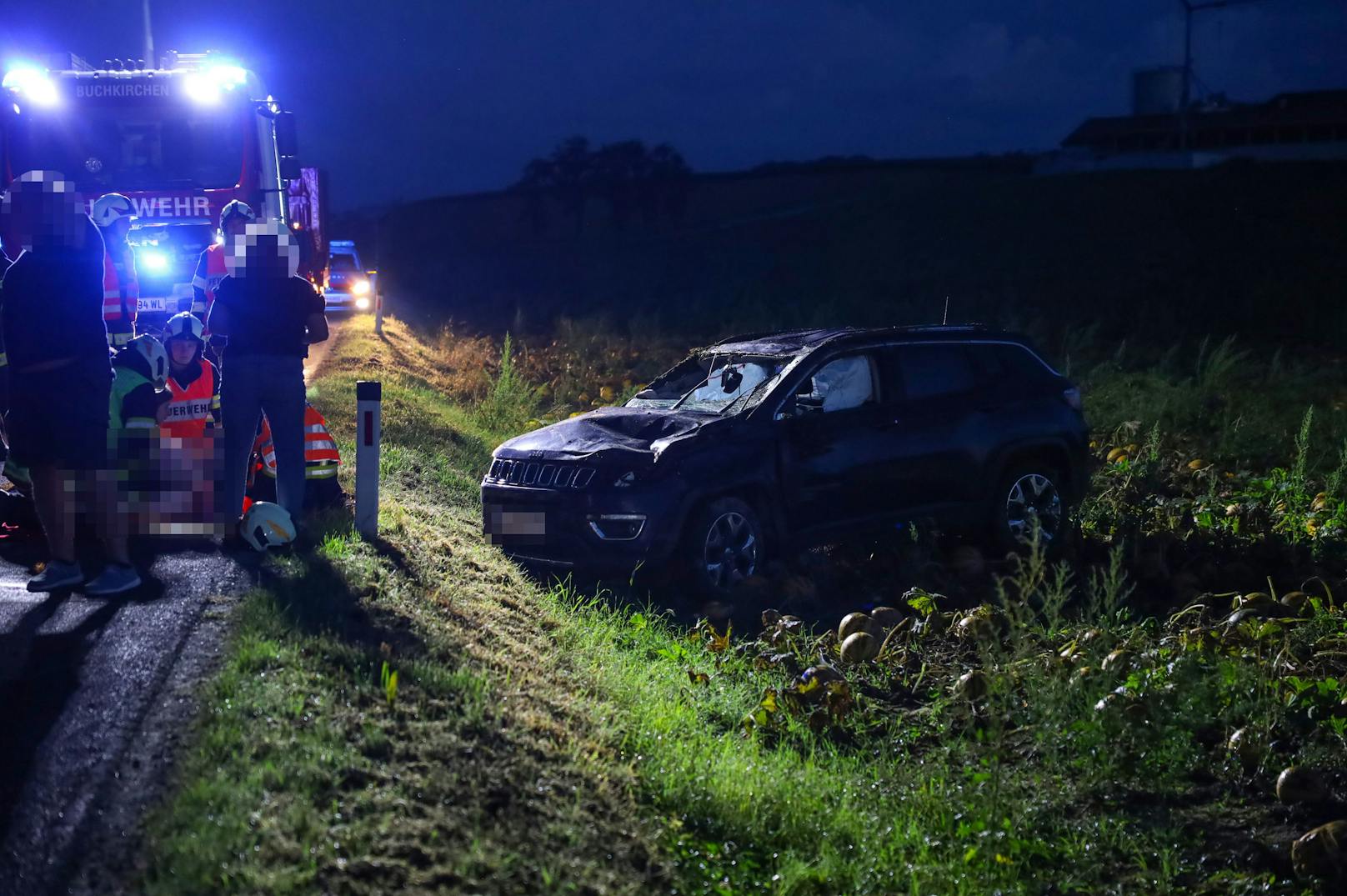 Eine verletzte Pkw-Lenkerin forderte am Sonntag in den frühen Morgenstunden ein Überschlag eines Autos in Buchkirchen (Bezirk Wels-Land).