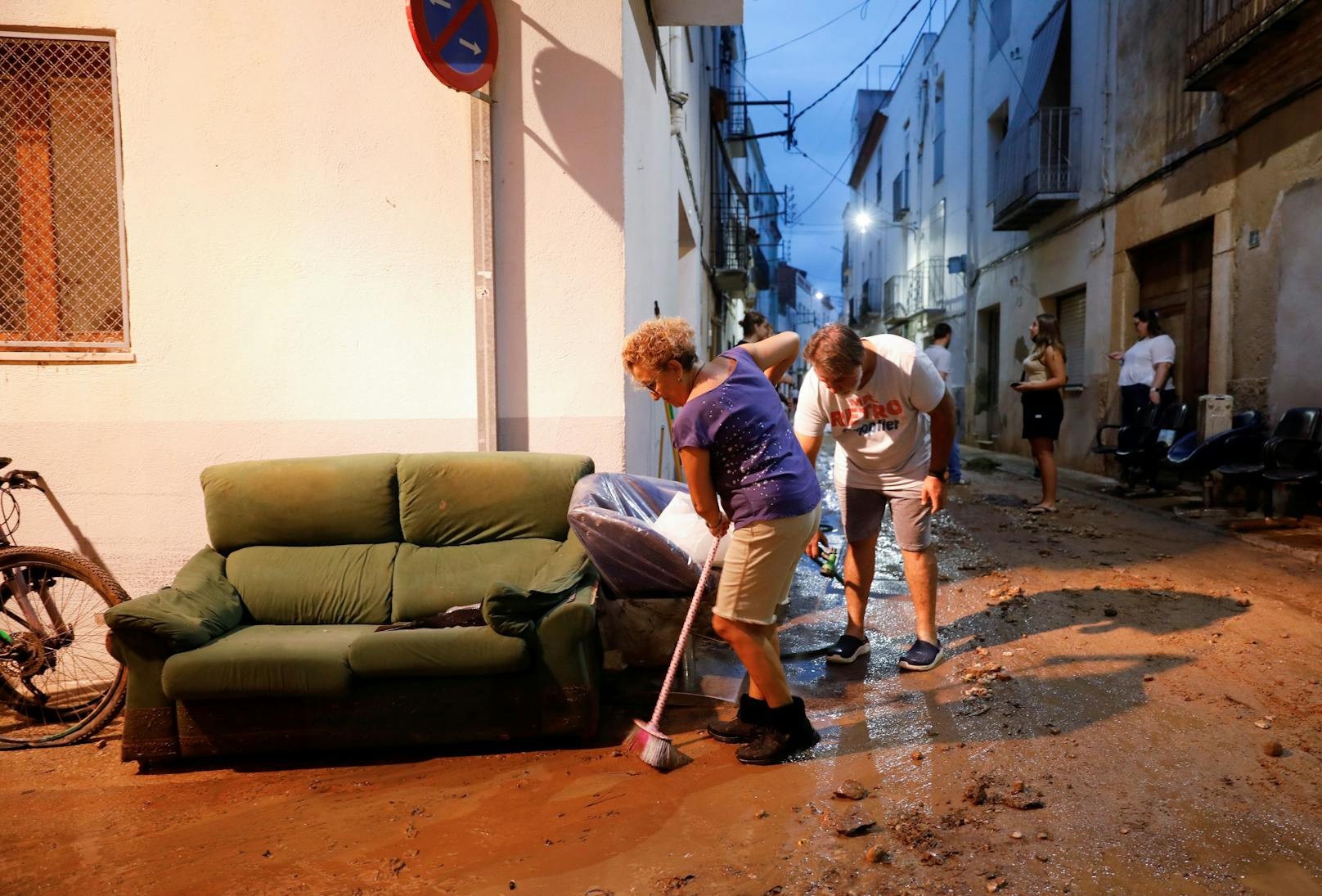 Für Gebiete in Andalusien und Kastilien-La Mancha sowie für die Hauptstadt Madrid rief der nationale Wetterdienst Aemet die höchste Alarmstufe Rot aus.