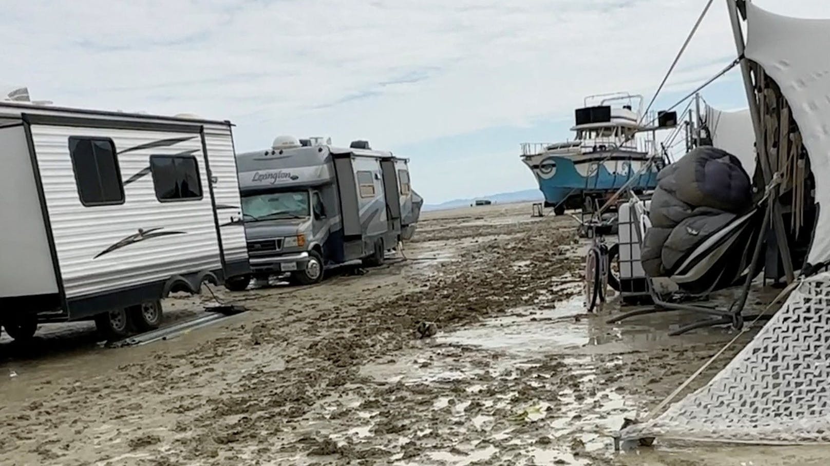 Das Burning-Man-Festival in Nevada versinkt im Schlamm.