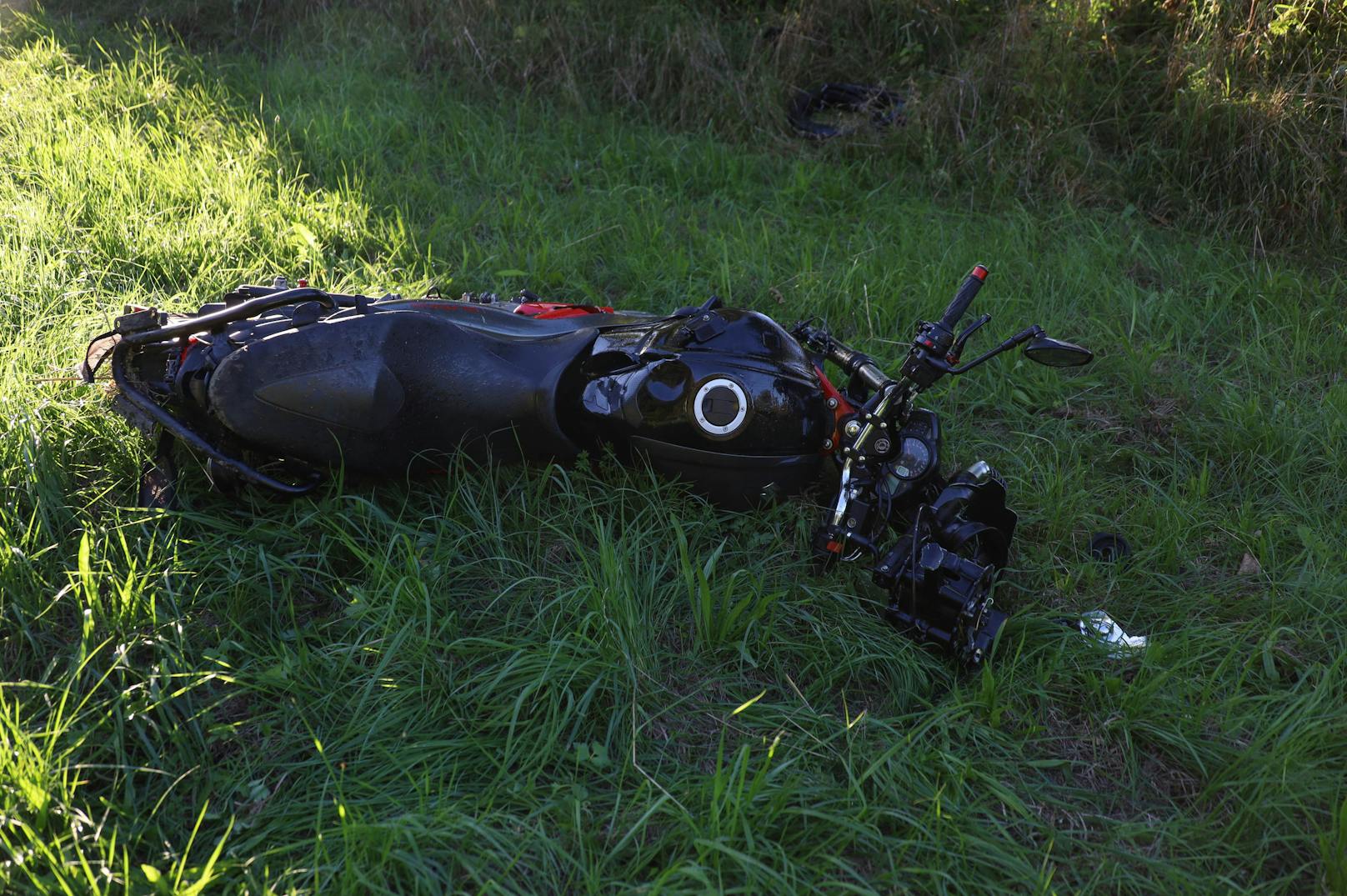 Tödliche Verletzungen erlitt am späten Samstagnachmittag ein Motorradlenker bei einer folgenschweren Kollision mit einem PKW auf der B135 Gallspacher Straße in Schlüßlberg (Bezirk Grieskirchen).