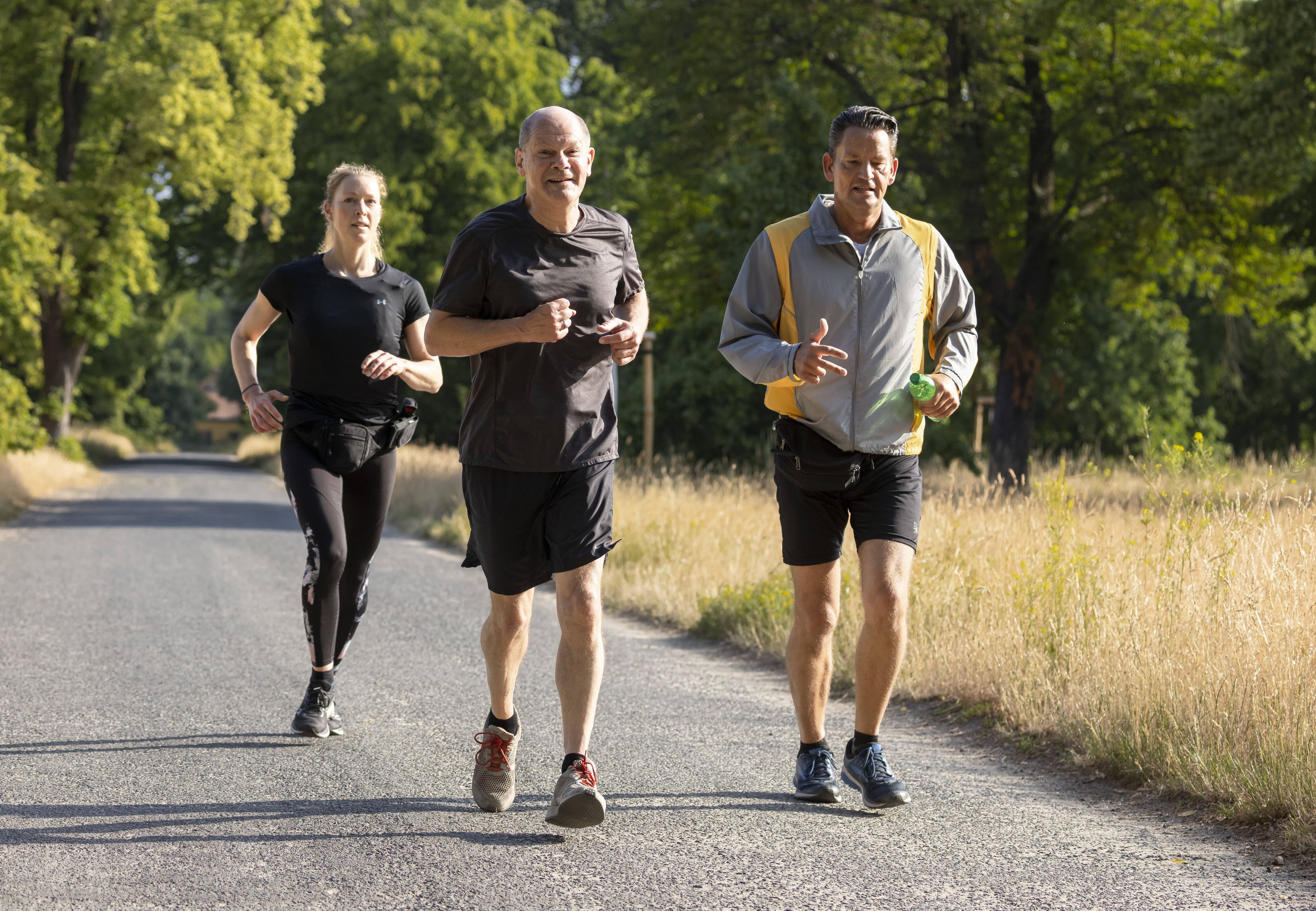 Bundeskanzler Olaf Scholz joggt offenbar gerne – nun wurde ihm sein Hobby zum Verhängnis. 