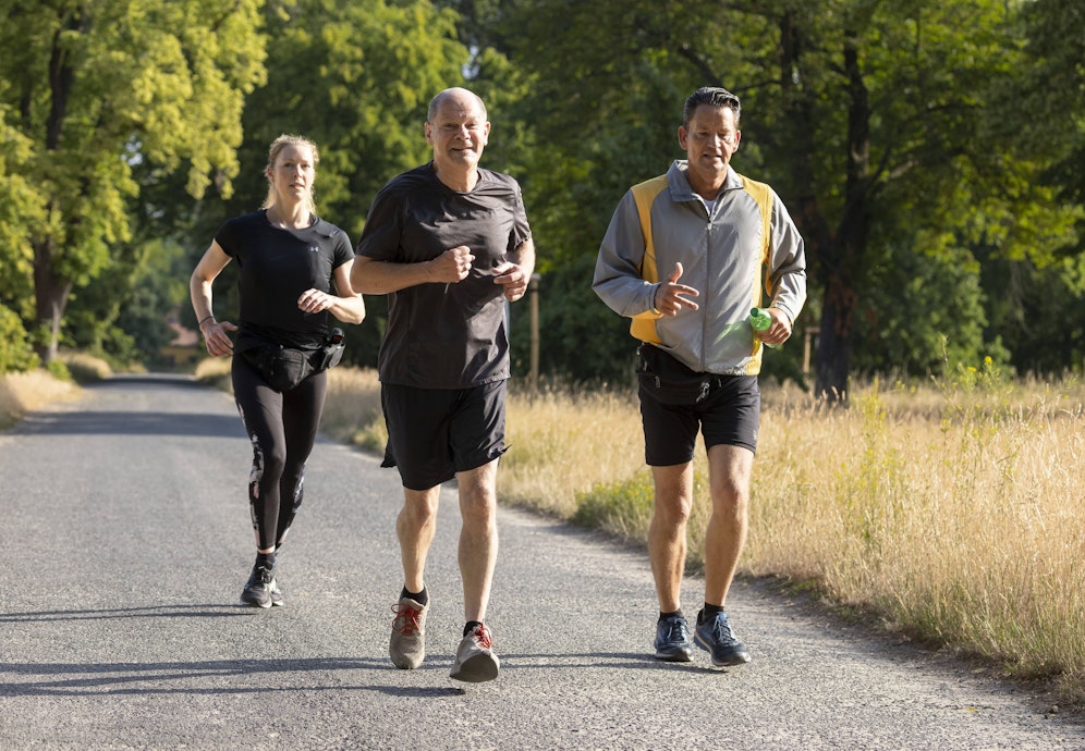 Bundeskanzler Olaf Scholz joggt offenbar gerne – nun wurde ihm sein Hobby zum Verhängnis. 