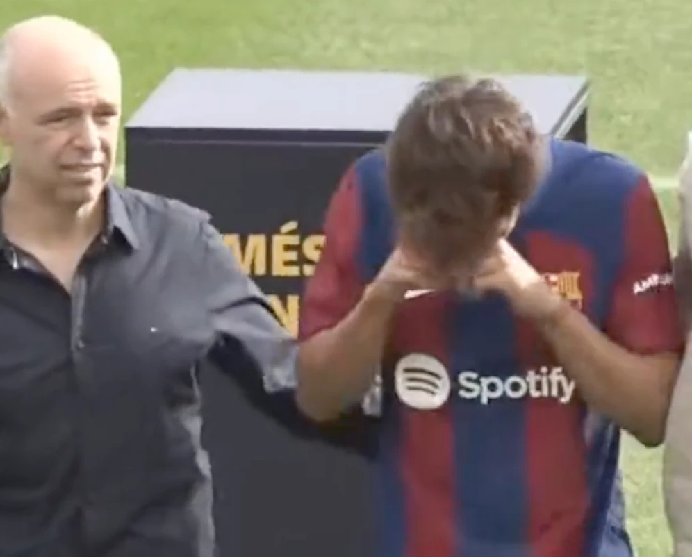 Barcelona-Neuzugang Felix weint bei der Präsentation.&nbsp;