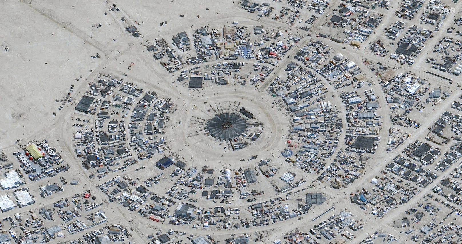 Hunderttausende Besucher und Besucherinnen sitzen derzeit in Nevada beim "Burning Man"-Festival fest.