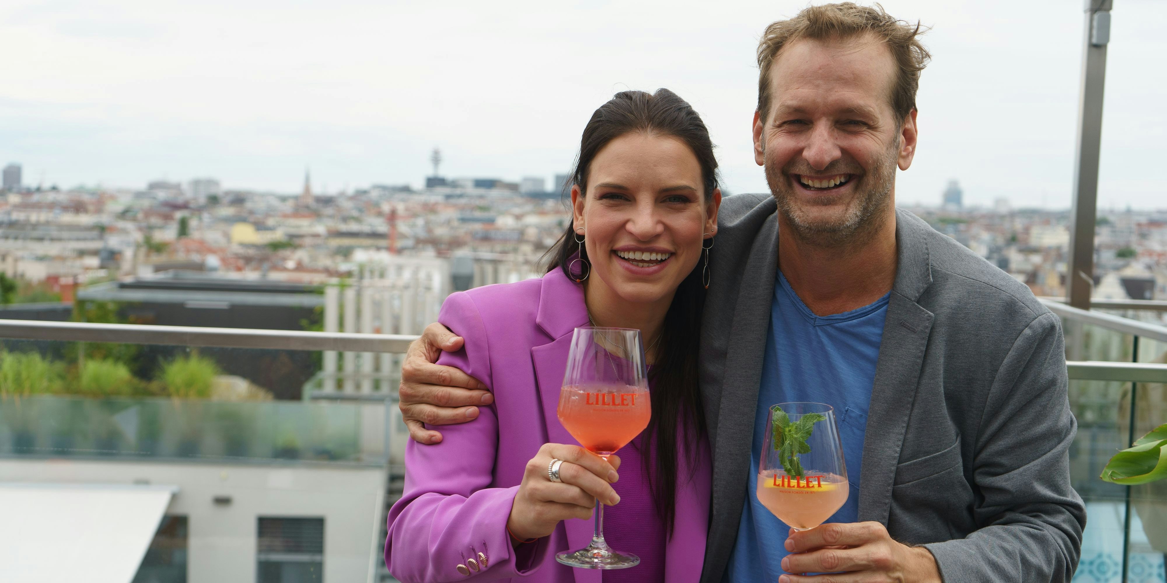 Ferner trinkt "ein Glas" mit Conny Kreuter.