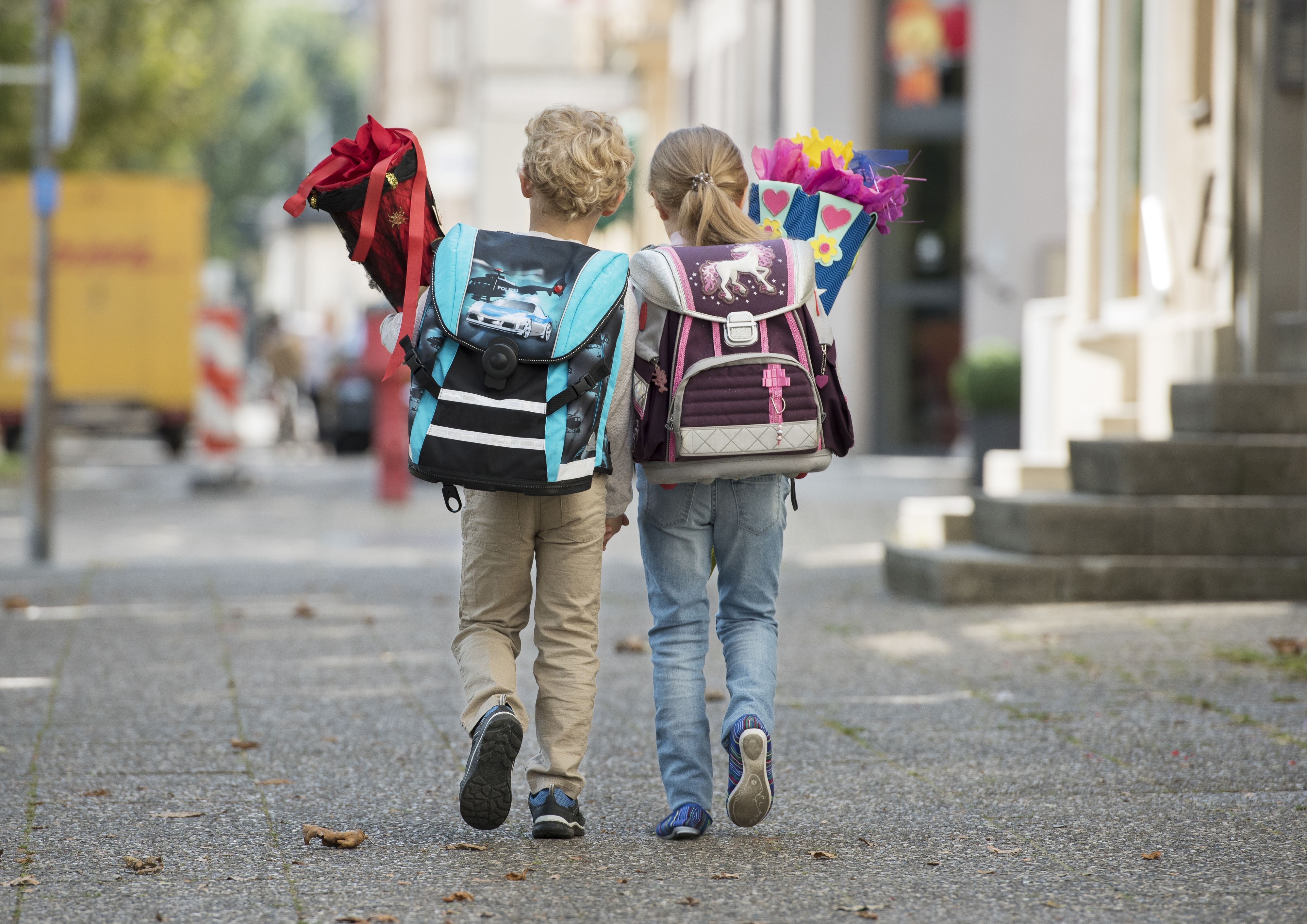 Download von www.picturedesk.com am 03.09.2023 (19:13).  Zwei Kinder mit Schultuete auf Schulweg, von hinten (model-released) - 20160909_PD16847 - Rechteinfo: Rights Managed (RM) Model Released