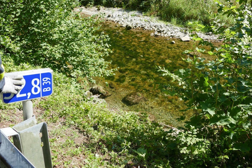 Bikerin (26) landete in einem Fluß, Ersthelfer hielten sie über Wasser
