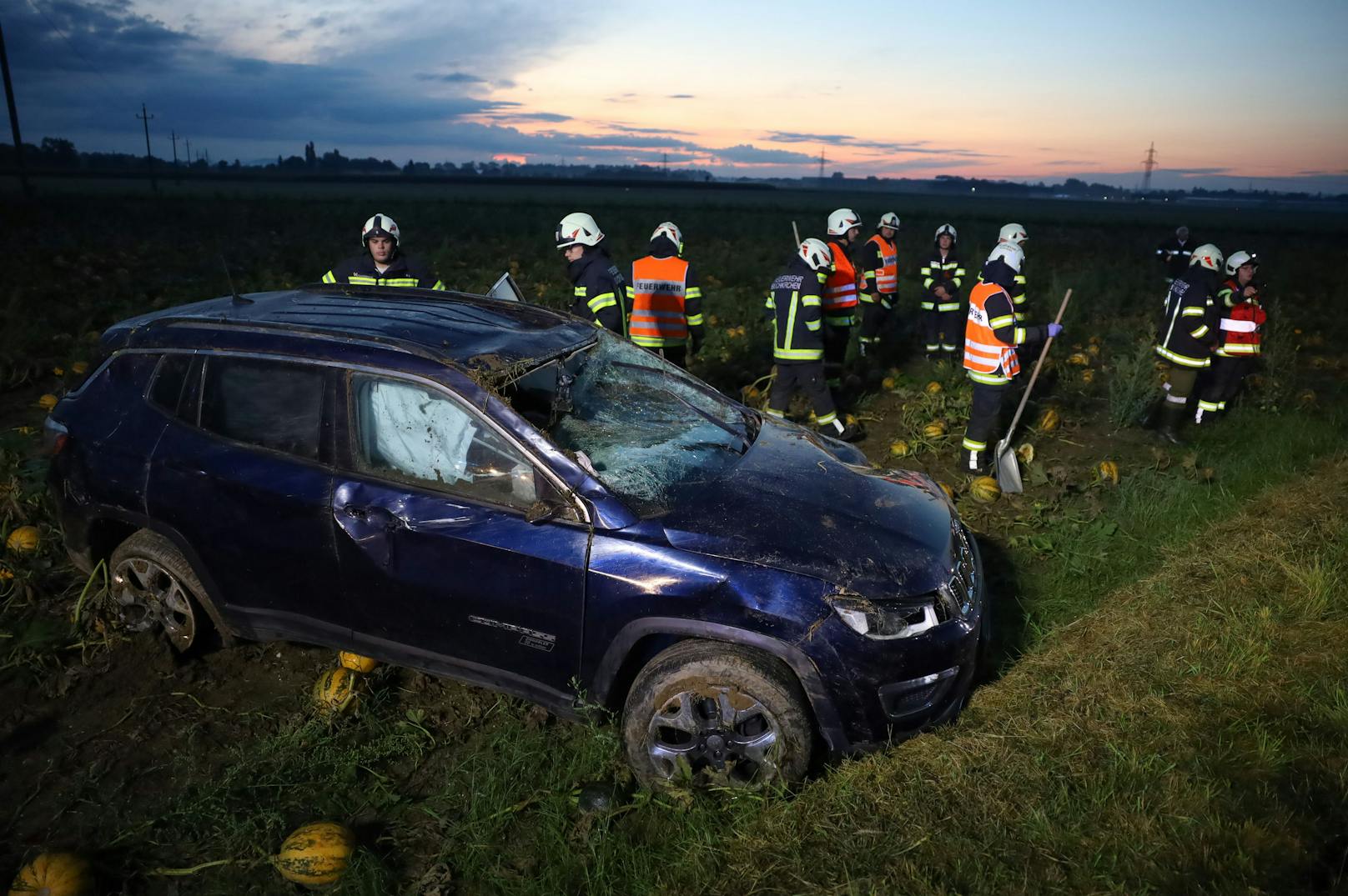 Eine verletzte Pkw-Lenkerin forderte am Sonntag in den frühen Morgenstunden ein Überschlag eines Autos in Buchkirchen (Bezirk Wels-Land).