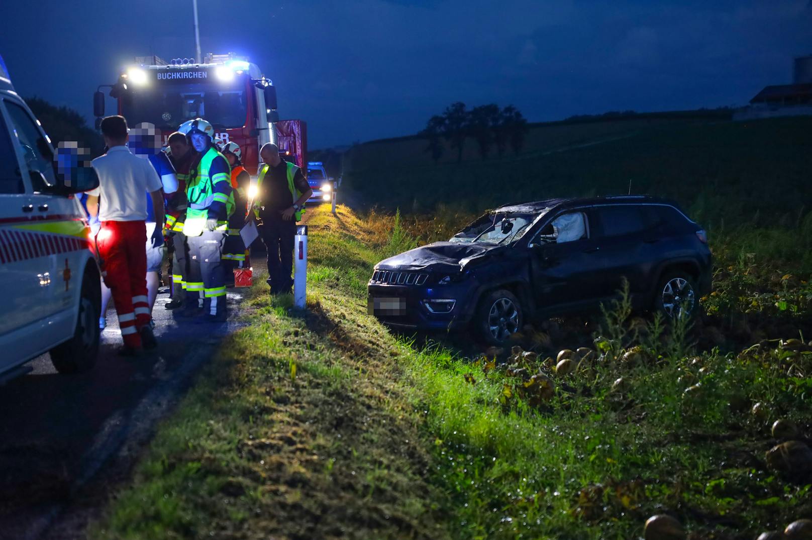 Eine verletzte Pkw-Lenkerin forderte am Sonntag in den frühen Morgenstunden ein Überschlag eines Autos in Buchkirchen (Bezirk Wels-Land).