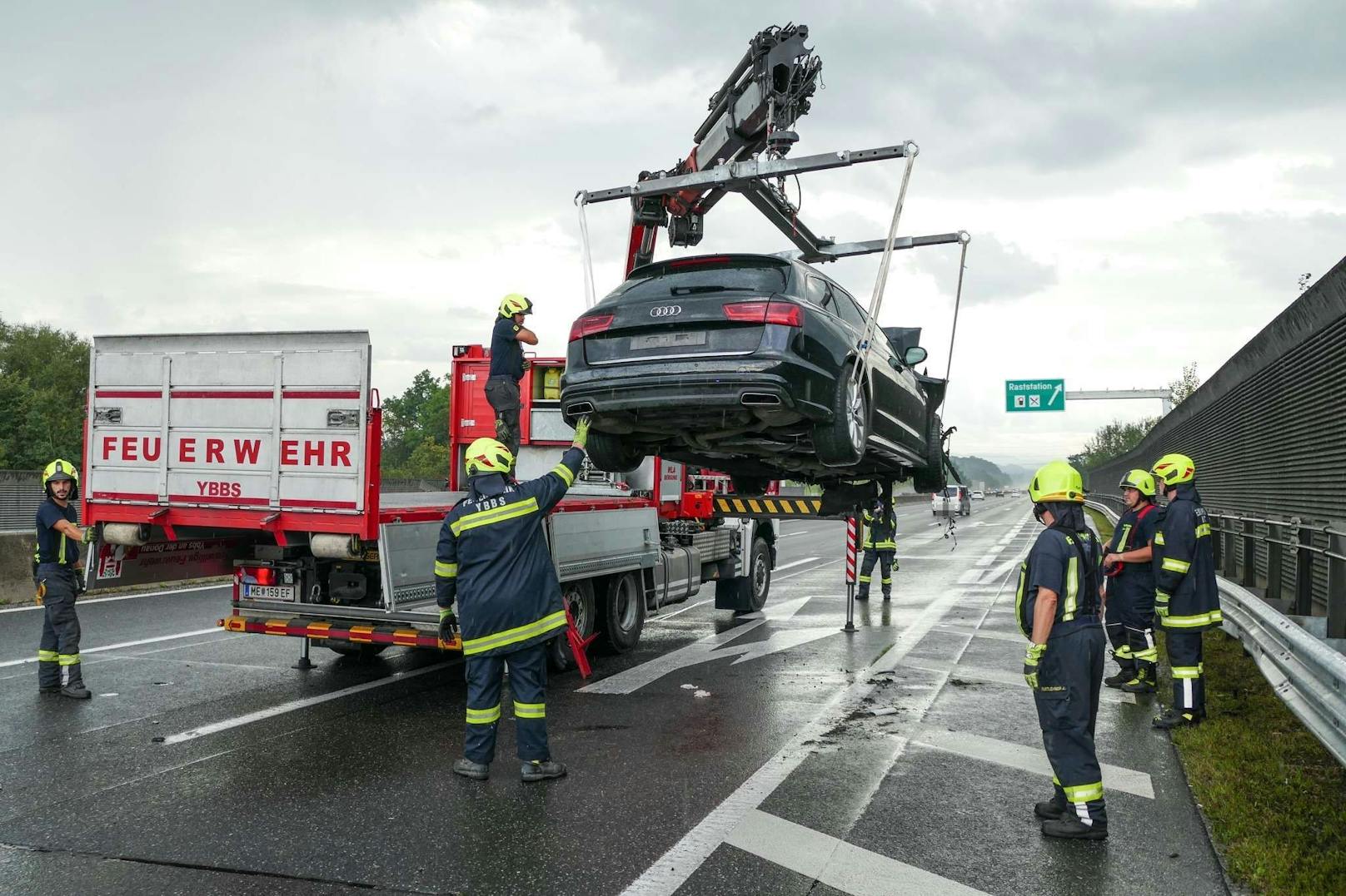 ... aufgrund von Aquaplaning die Kontrolle über seinen Audi.