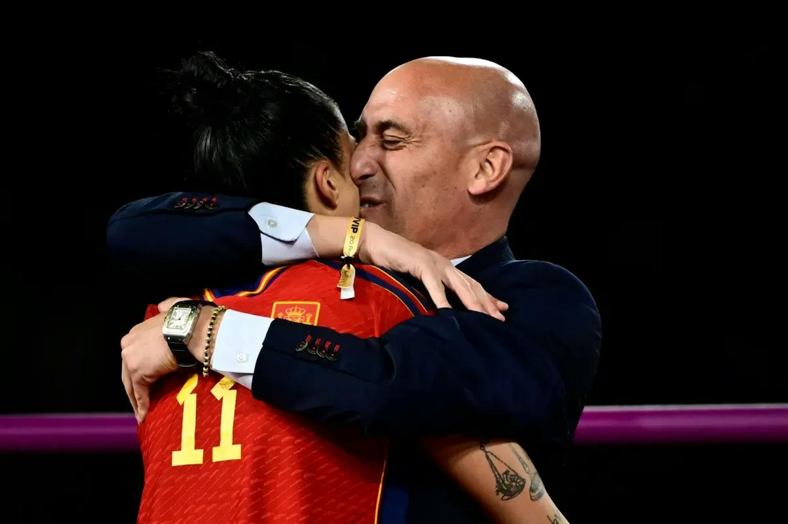 Im Internet wird der Kuss von de’Lemos mit demjenigen von Spaniens Fußballverbandsboss Luis Rubiales verglichen.