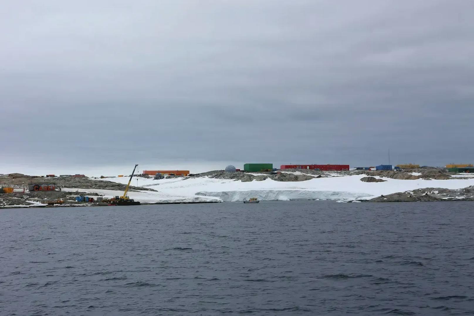 Ein Forscher auf der Casey-Forschungsstation in der Antarktis ist schwer erkrankt.