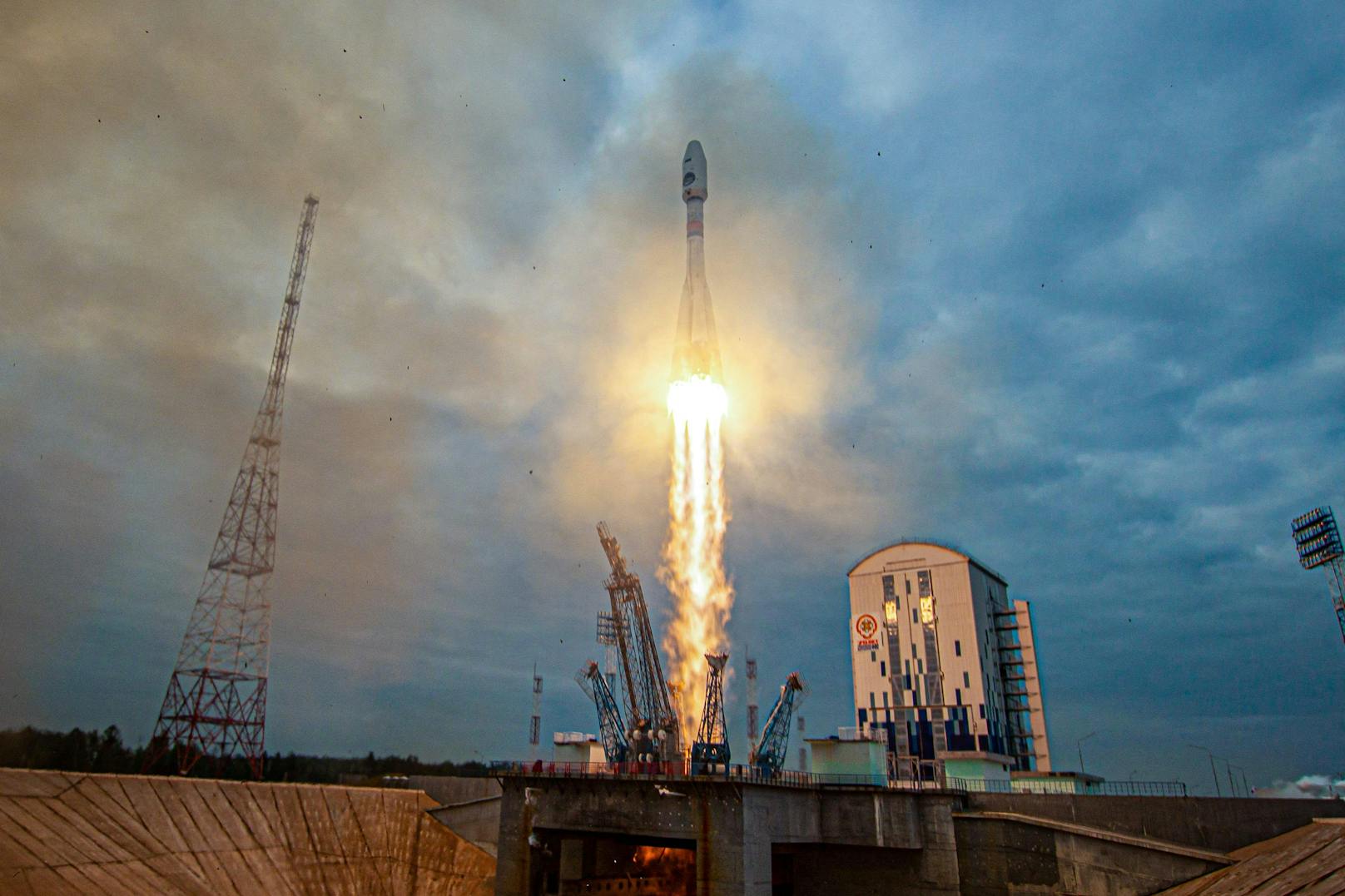 Rund zwei Wochen nach dem Absturz einer russischen Mond-Sonde ist ein führender Raketenwissenschaftler gestorben.