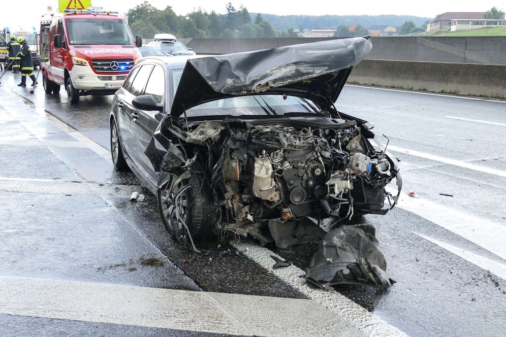Der Audi wurde im Frontbereich komplett zermalmt.