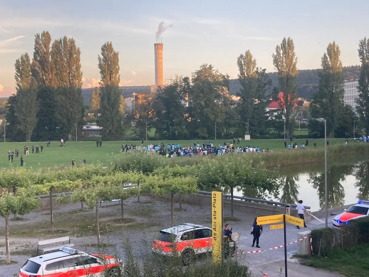 Am Samstagabend ist es im Glattpark im Opfikon ZH offenbar zu einer Massenschlägerei gekommen.
