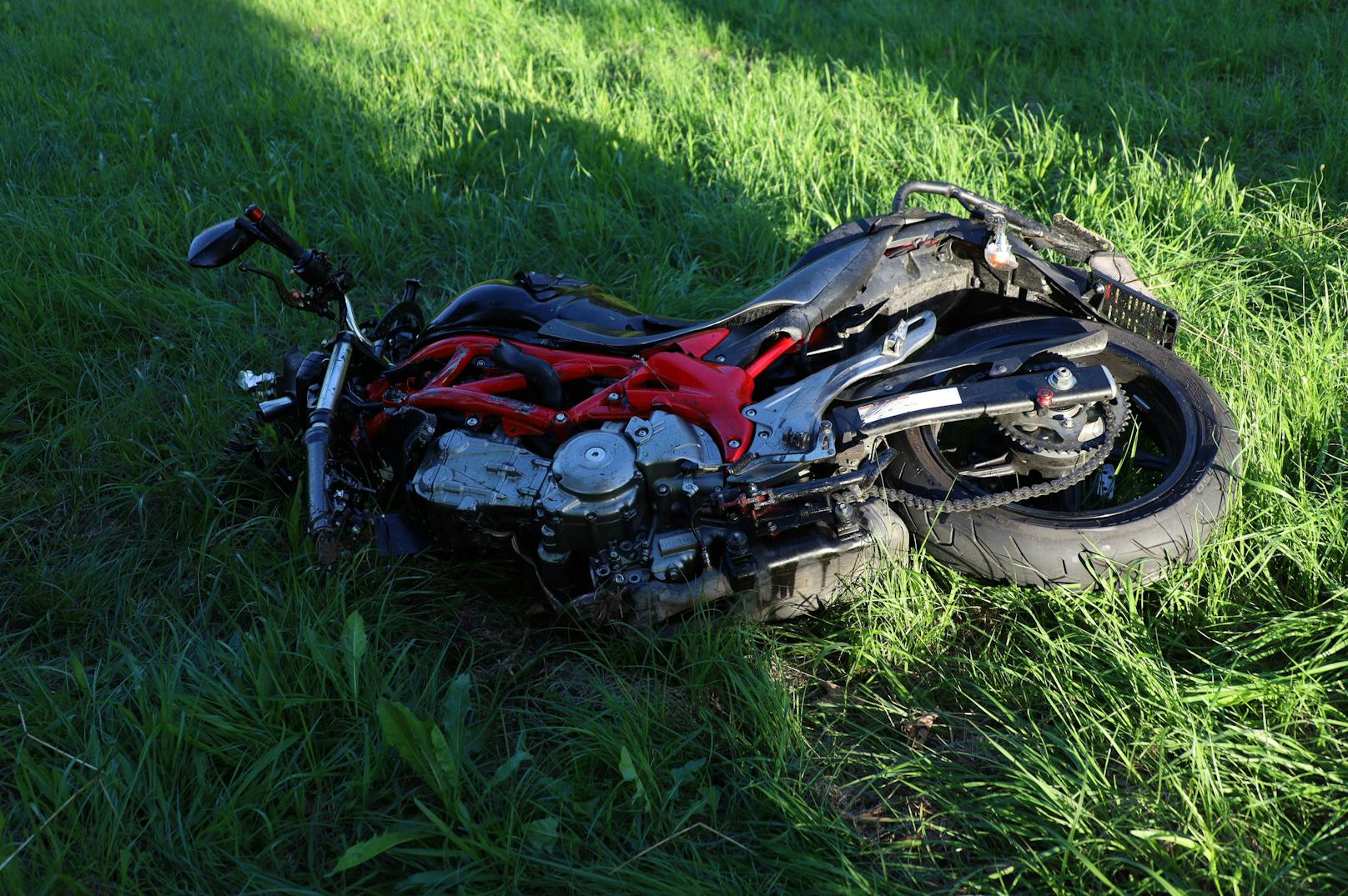 Tödliche Verletzungen erlitt am späten Samstagnachmittag ein Motorradlenker bei einer folgenschweren Kollision mit einem PKW auf der B135 Gallspacher Straße in Schlüßlberg (Bezirk Grieskirchen).