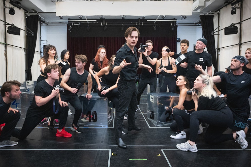 Soeben zurück von der Tour wird Neo-Star Falco von der Presse umzingelt. Es missfällt ihm nicht, passend dazu stimmt er 