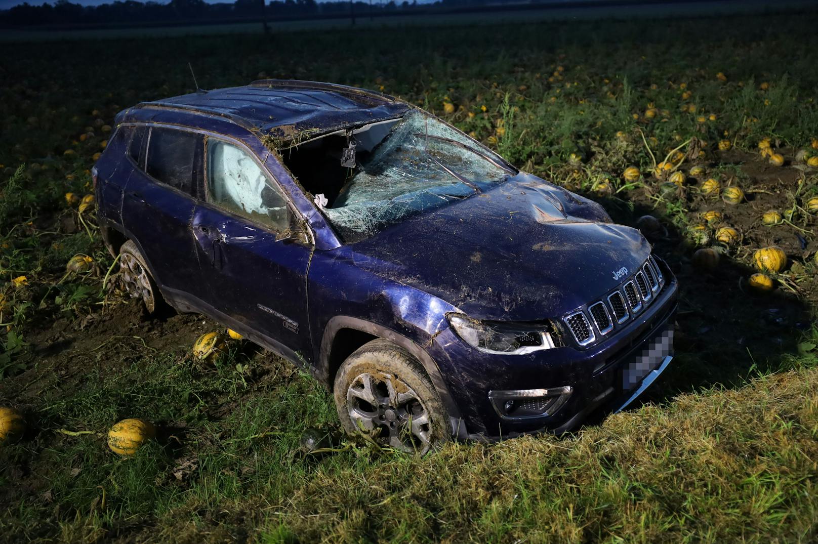 Eine verletzte Pkw-Lenkerin forderte am Sonntag in den frühen Morgenstunden ein Überschlag eines Autos in Buchkirchen (Bezirk Wels-Land).