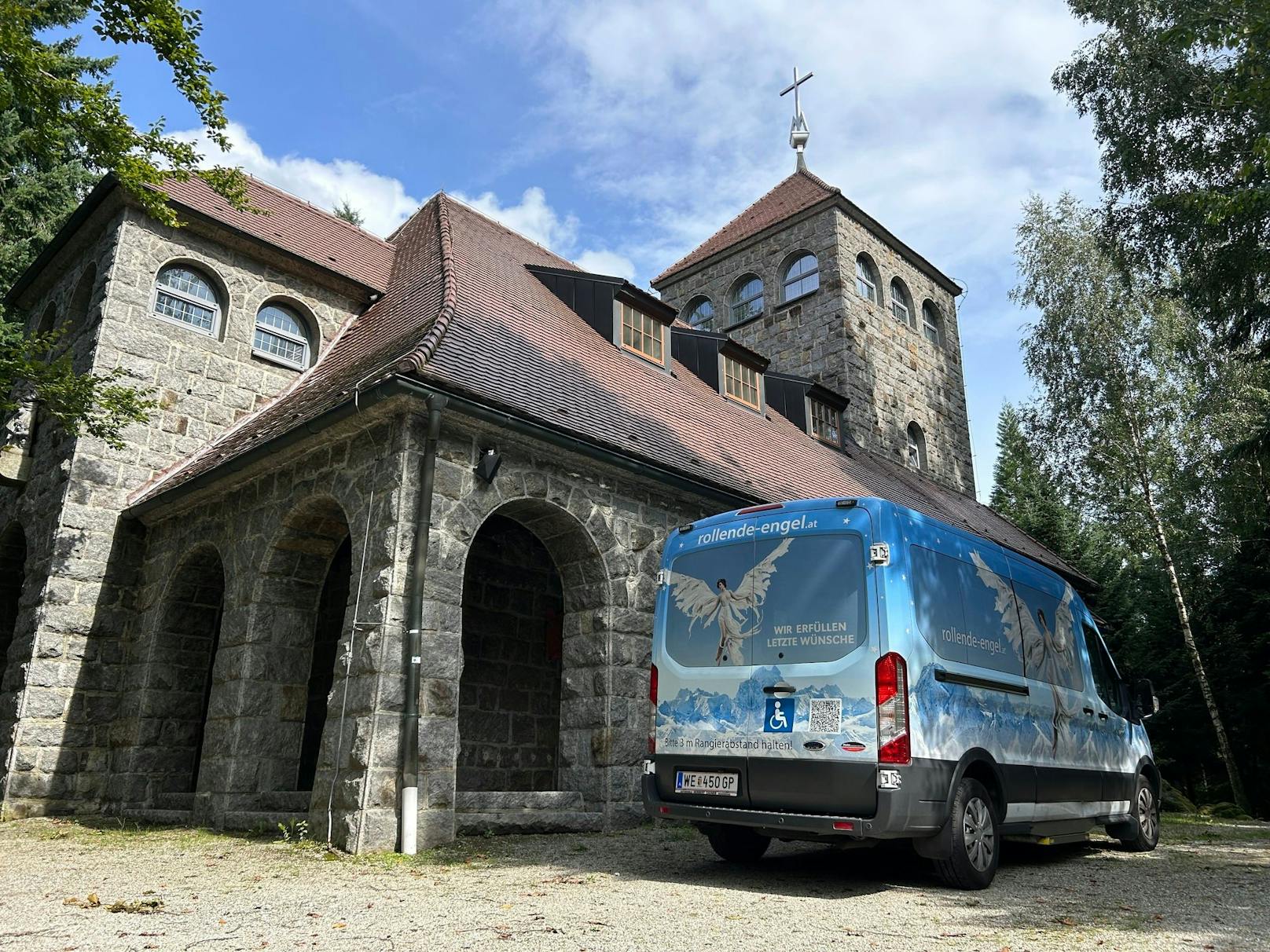 Das "Rollende Engel"-Mobil vor dem Gotteshaus