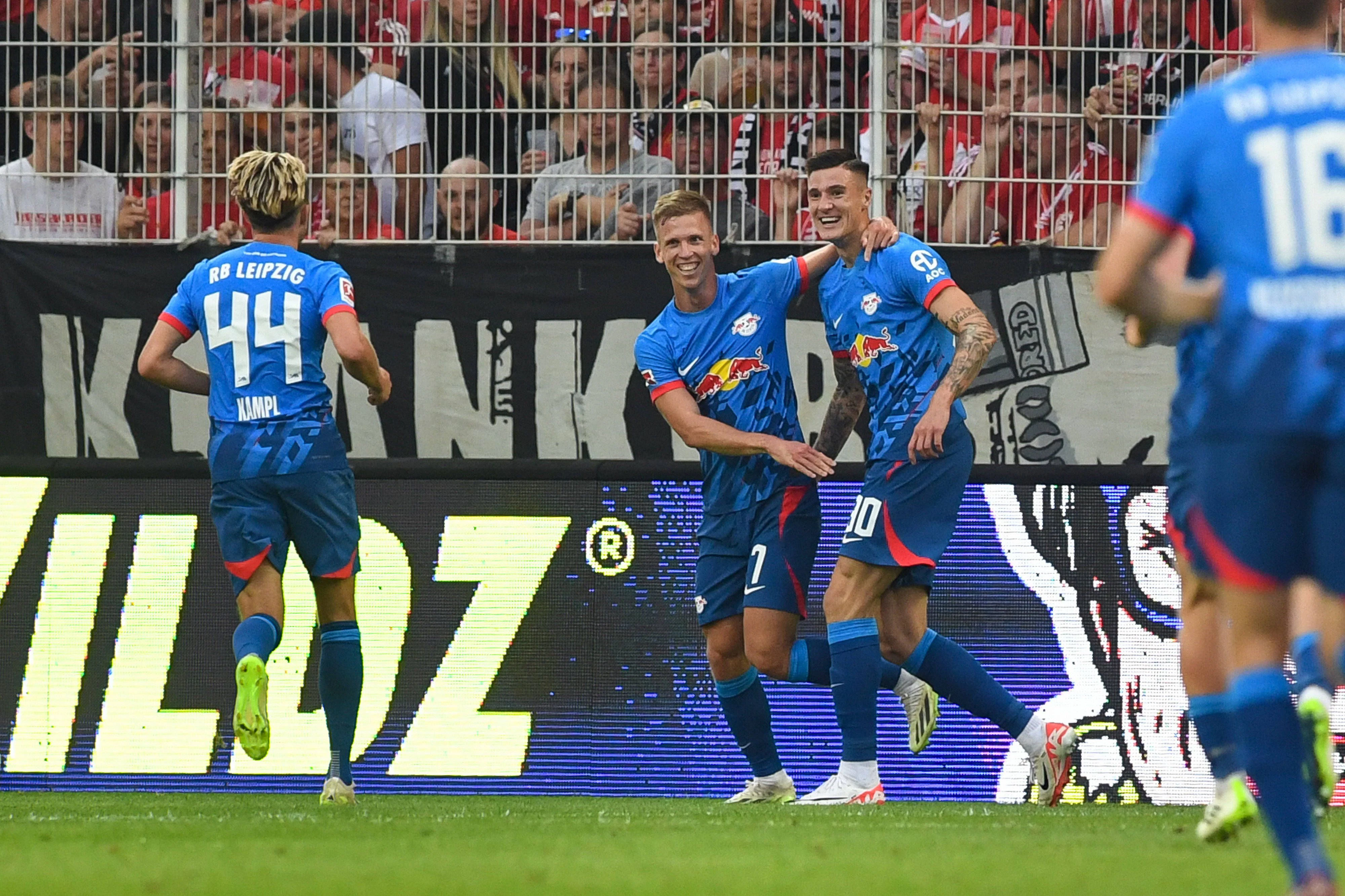 Fussball, Herren, Saison 2023/2024, 1. Bundesliga 3. Spieltag, 1. FC Union Berlin - RB Leipzig, v. l. Kevin Kampl RB Leipzig, Dani Olmo RB Leipzig und Benjamin Sesko RB Leipzig Torjubel, jubeln nach dem Tor zum 0:2, 03.09.2023, *** Football, men, season 2023 2024, 1 Bundesliga 3 matchday , 1 FC Union Berlin RB Leipzig, v l Kevin Kampl RB Leipzig , Dani Olmo RB Leipzig and Benjamin Sesko RB Leipzig goal celebration, cheer after the goal to 0 2, 03 09 2023, Copyright: xMatthiasxKochx