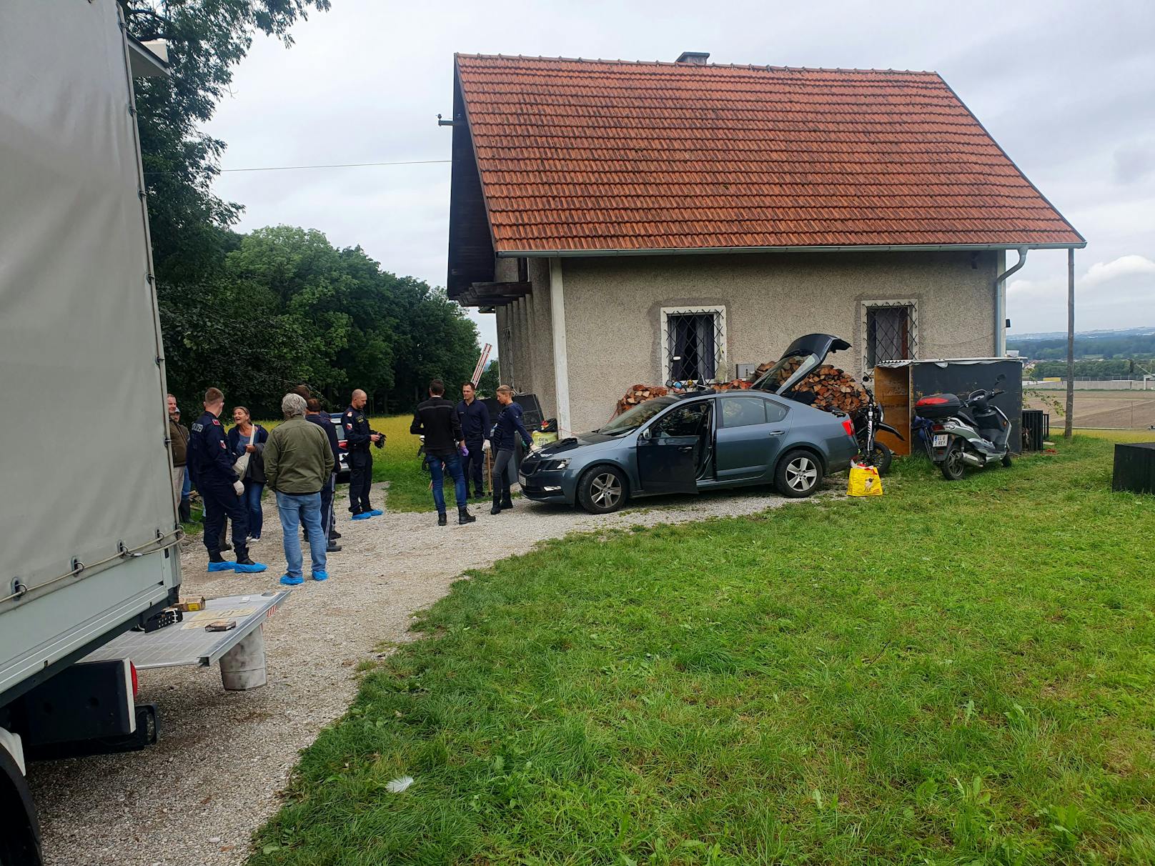 Bei einem Großeinsatz der Polizei wurde per Zufall ein schwerer Fall von Tiermisshandlung aufgedeckt.