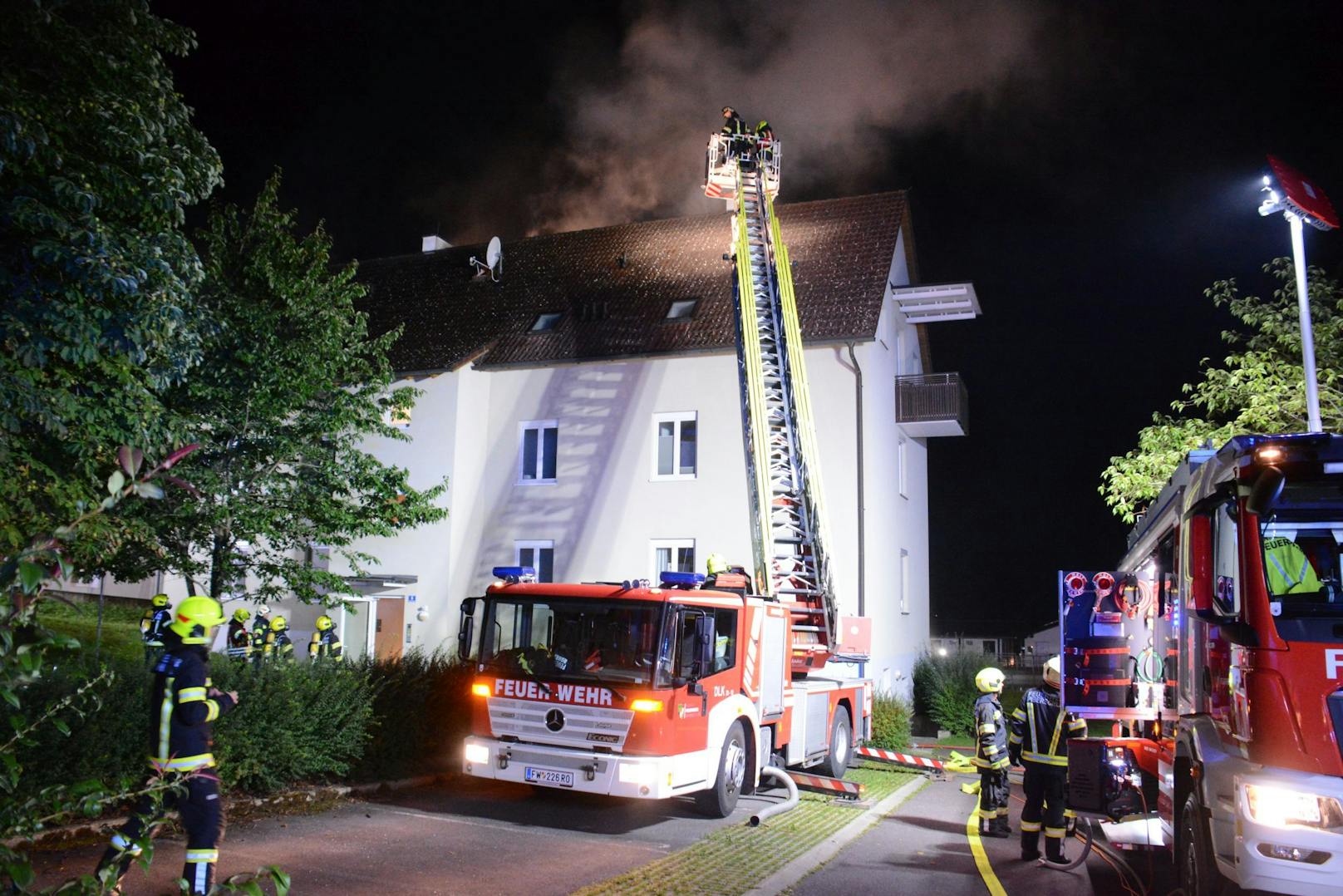 Insgesamt sieben Feuerwehren wurden Montag um 02:30 Uhr zu einem Brand in Vorderweißenbach alarmiert. Aus unbekannter Ursache ist in einer Wohnung eines Mehrparteienhaus ein Feuer ausgebrochen.