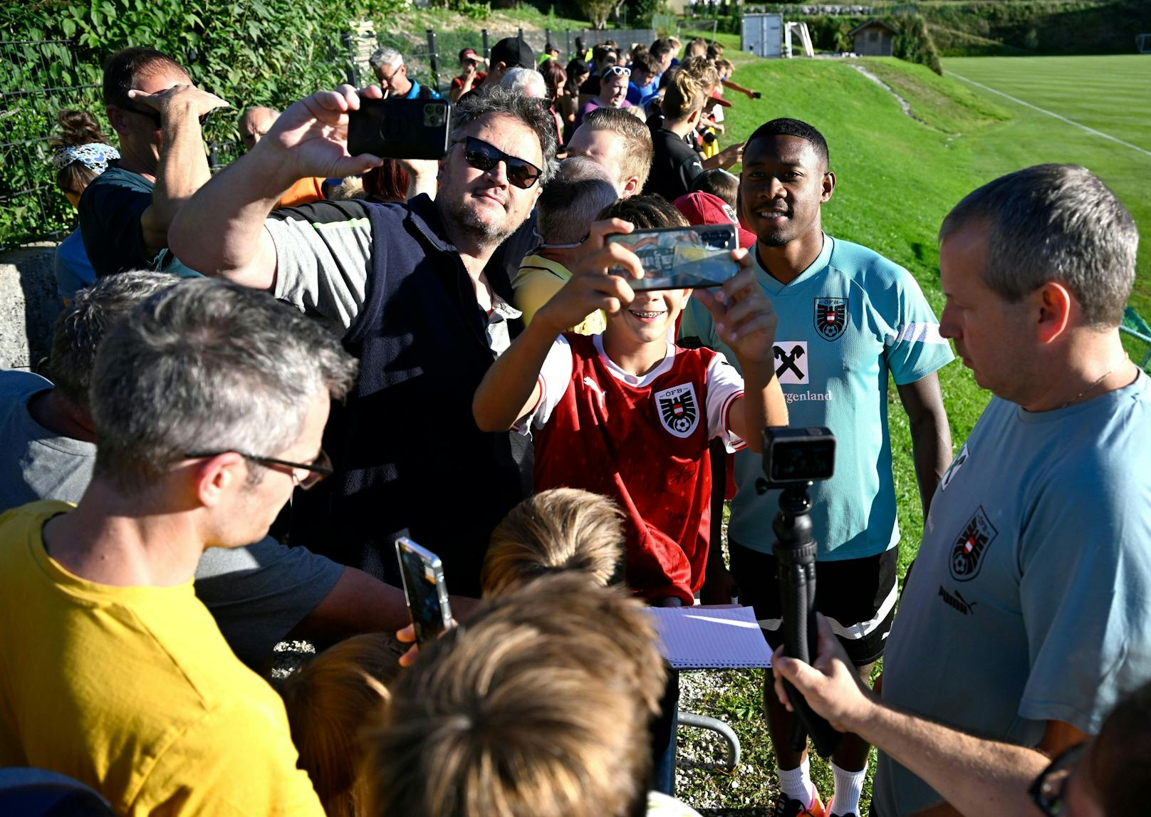 David Alaba posiert beim ersten Training des Teamcamps in Windischgarsten mit den ÖFB-Fans für Selfies.