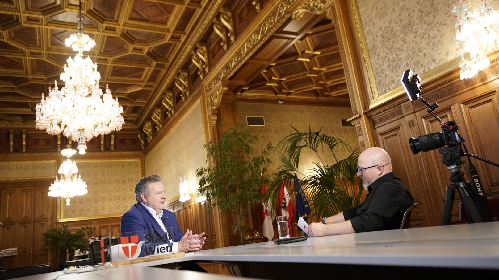 Wiens Stadtchef Michael Ludwig beim <em>"Heute"</em>-Interview in seinem Büro im Rathaus.