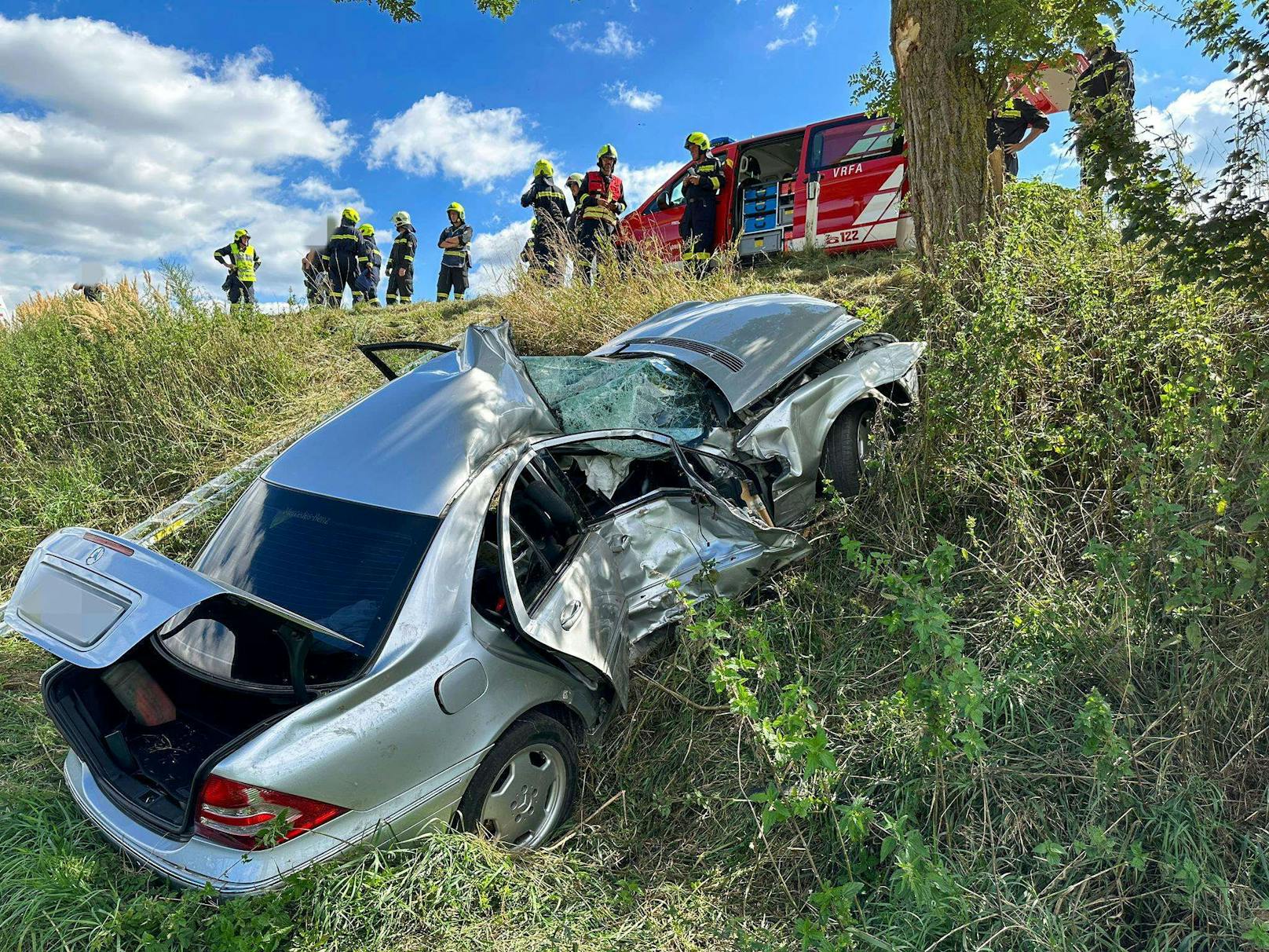 Schwerer Unfall im Bezirk St. Pölten forderte zwei Verletzte: In diesem Wrack wurde eine Mutter befreit.