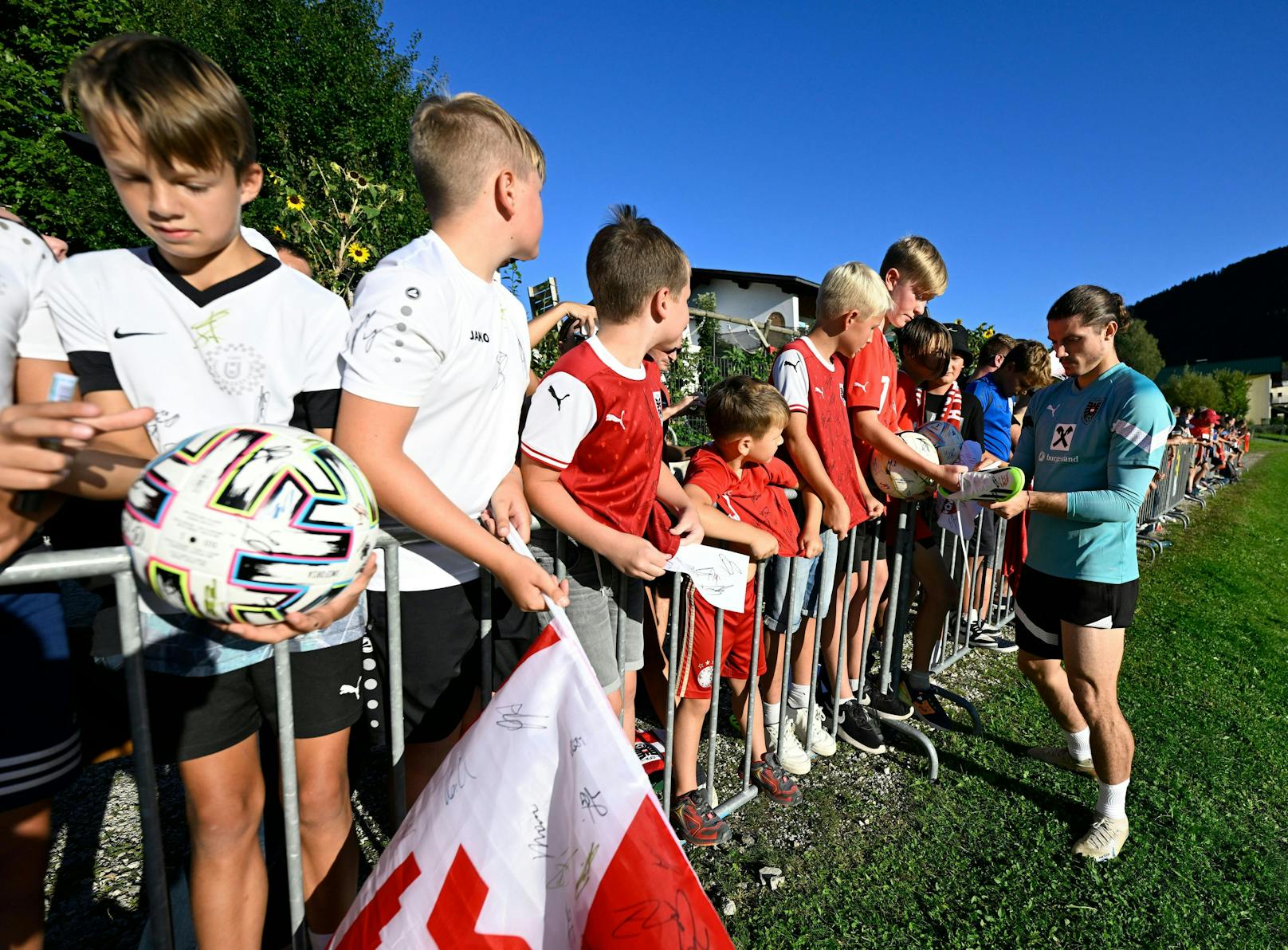 Dortmund-Neuzugang Marcel Sabitzer gibt Autogramme.