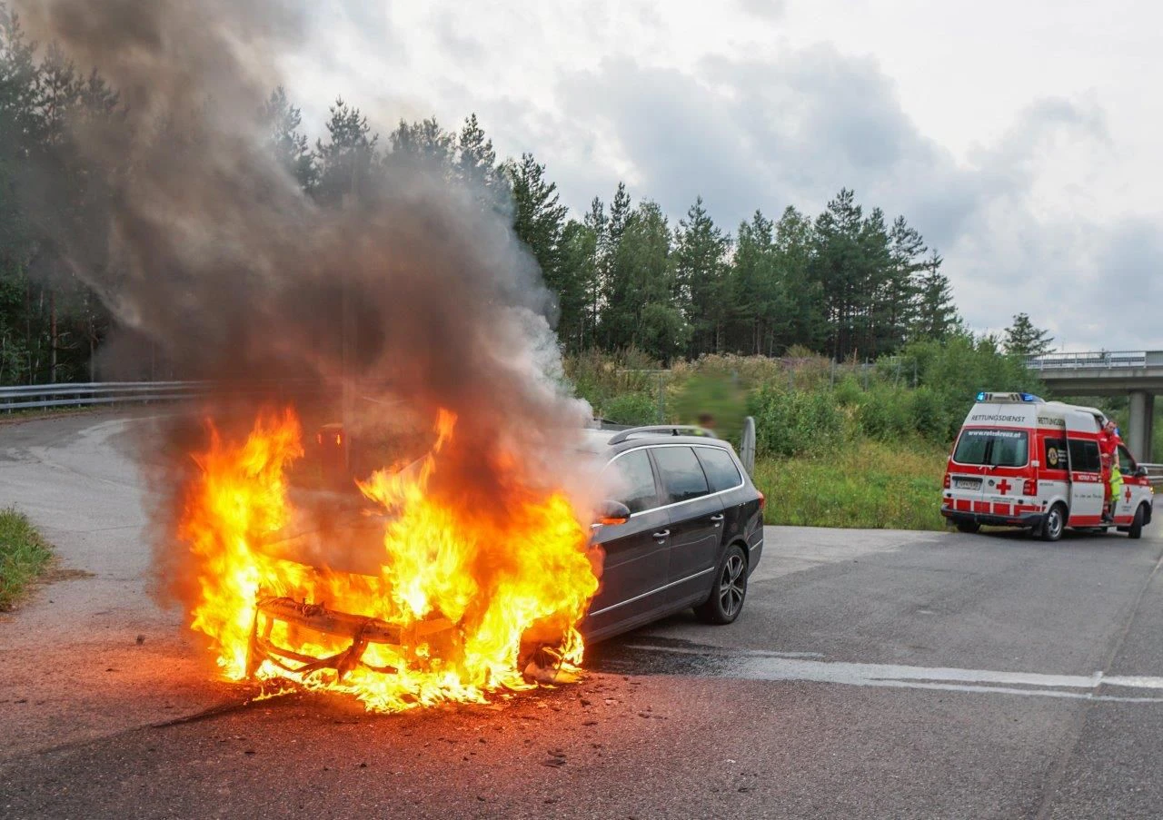 Auto ging auf der A2 in Flammen auf