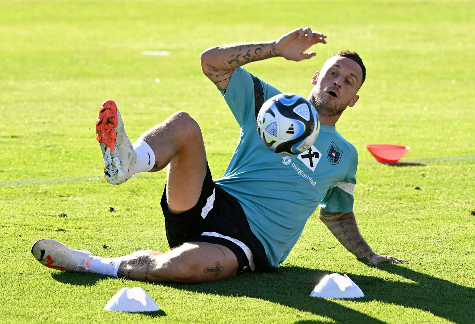 Marko Arnautovic ist einer von acht Kickern, die vor den Augen der Fans 45 Minuten lang locker trainieren. Der Rest des 25-Mann-Kaders regeneriert noch nach den jeweiligen Vereinsspielen am Wochenende.