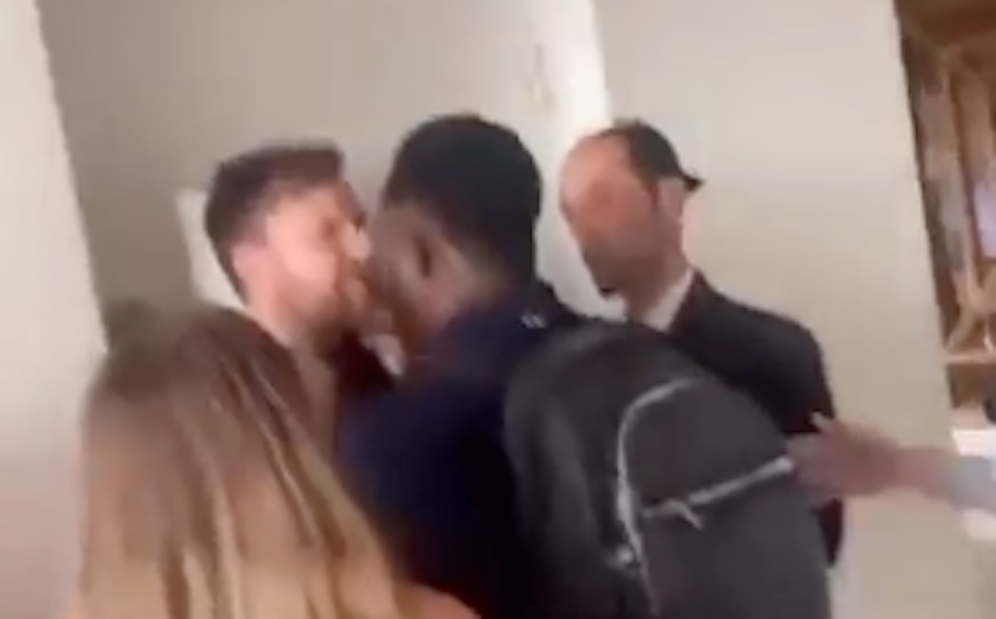 Ein Fan attackiert Roy Keane beim Hit Arsenal gegen United.&nbsp;