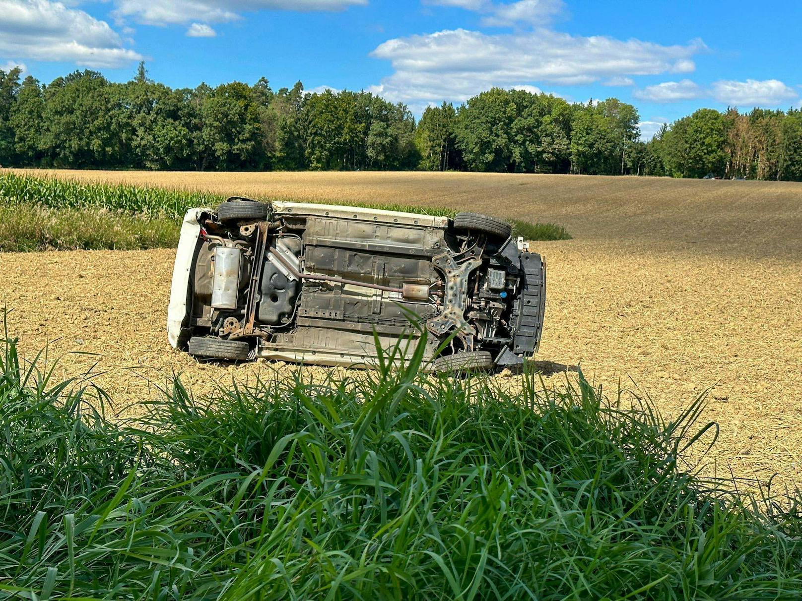 Der andere Wagen landete im Feld, auch dabei wurde eine Lenkerin verletzt.