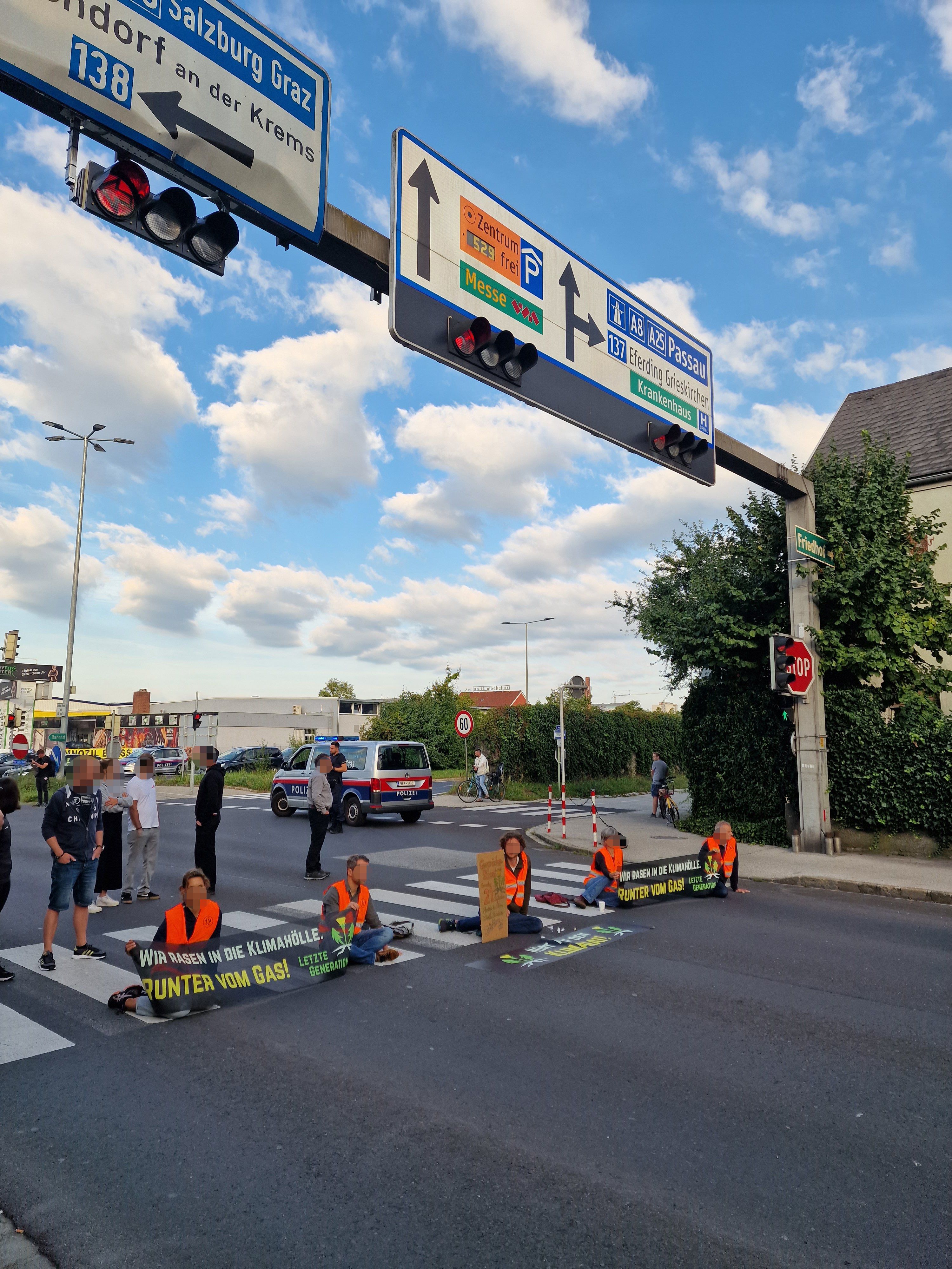 In Wels brachten Klimakleber den Frühverkehr zum Erliegen.