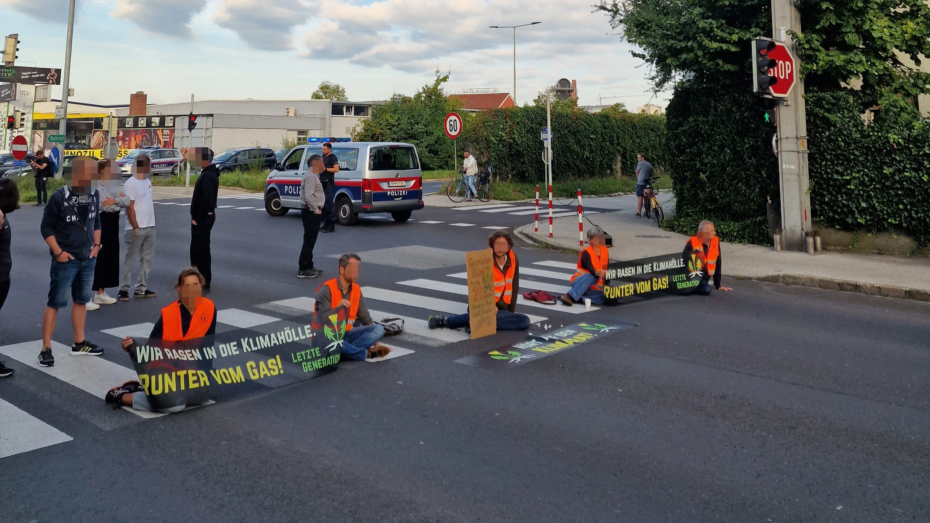 In Wels brachten Klimakleber den Frühverkehr zum Erliegen.