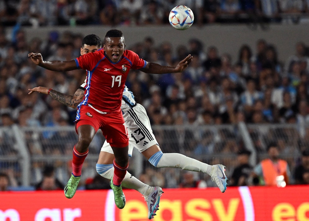Gilberto Hernandez spielte im März noch einen Test gegen Weltmeister Cristian Romero (Hintergrund) und dessen Argentinier.