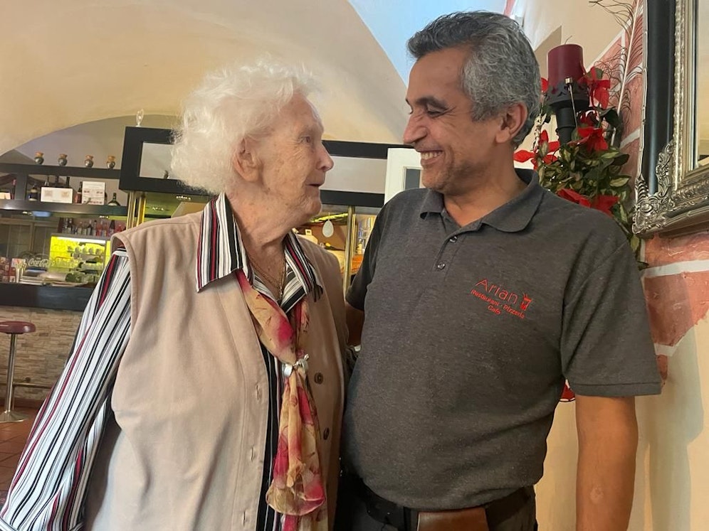 Hedwig (96) mit dem Chef der Pizzeria Arian