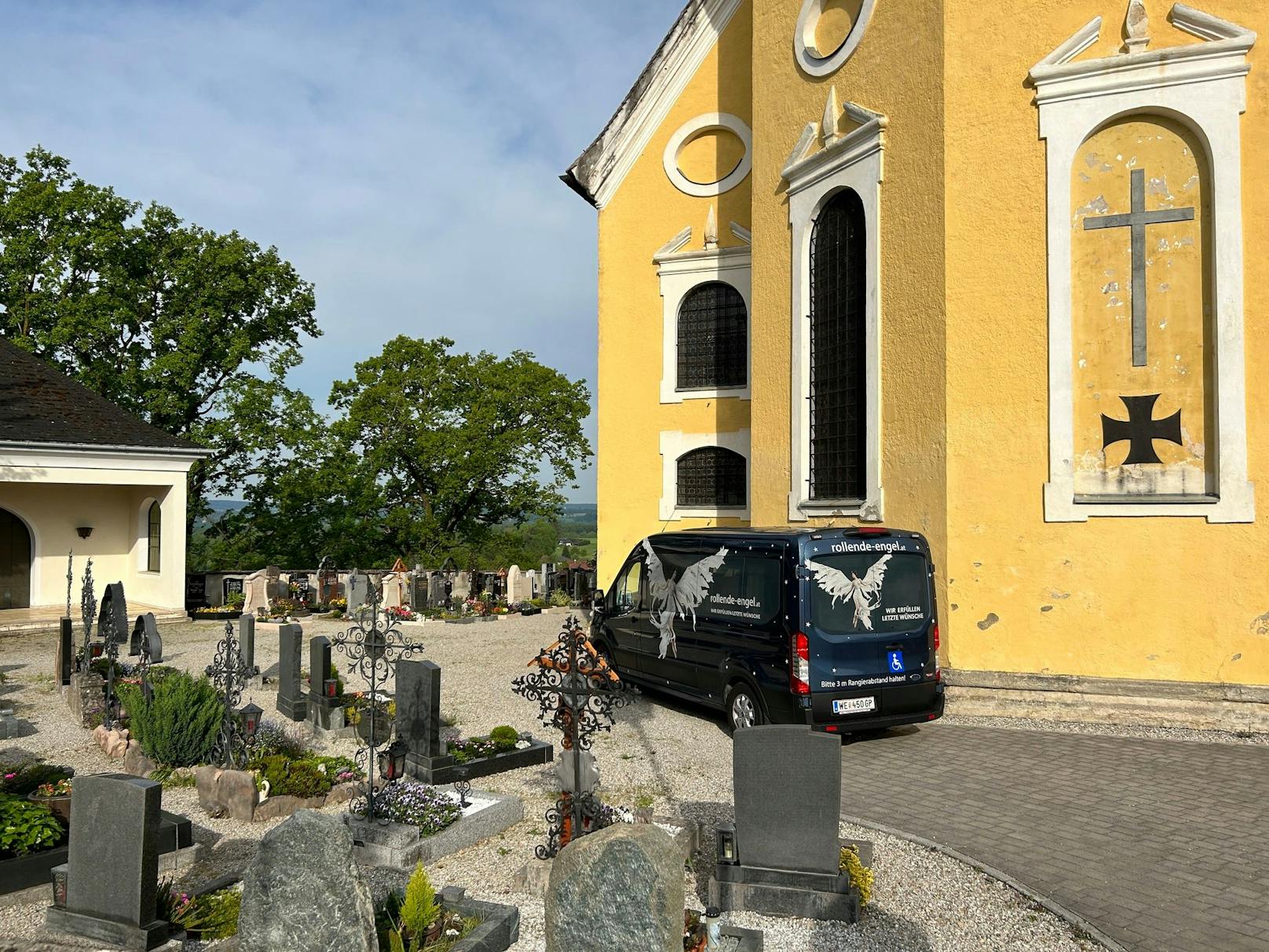 Das Vereinsmobil vor der Kirche