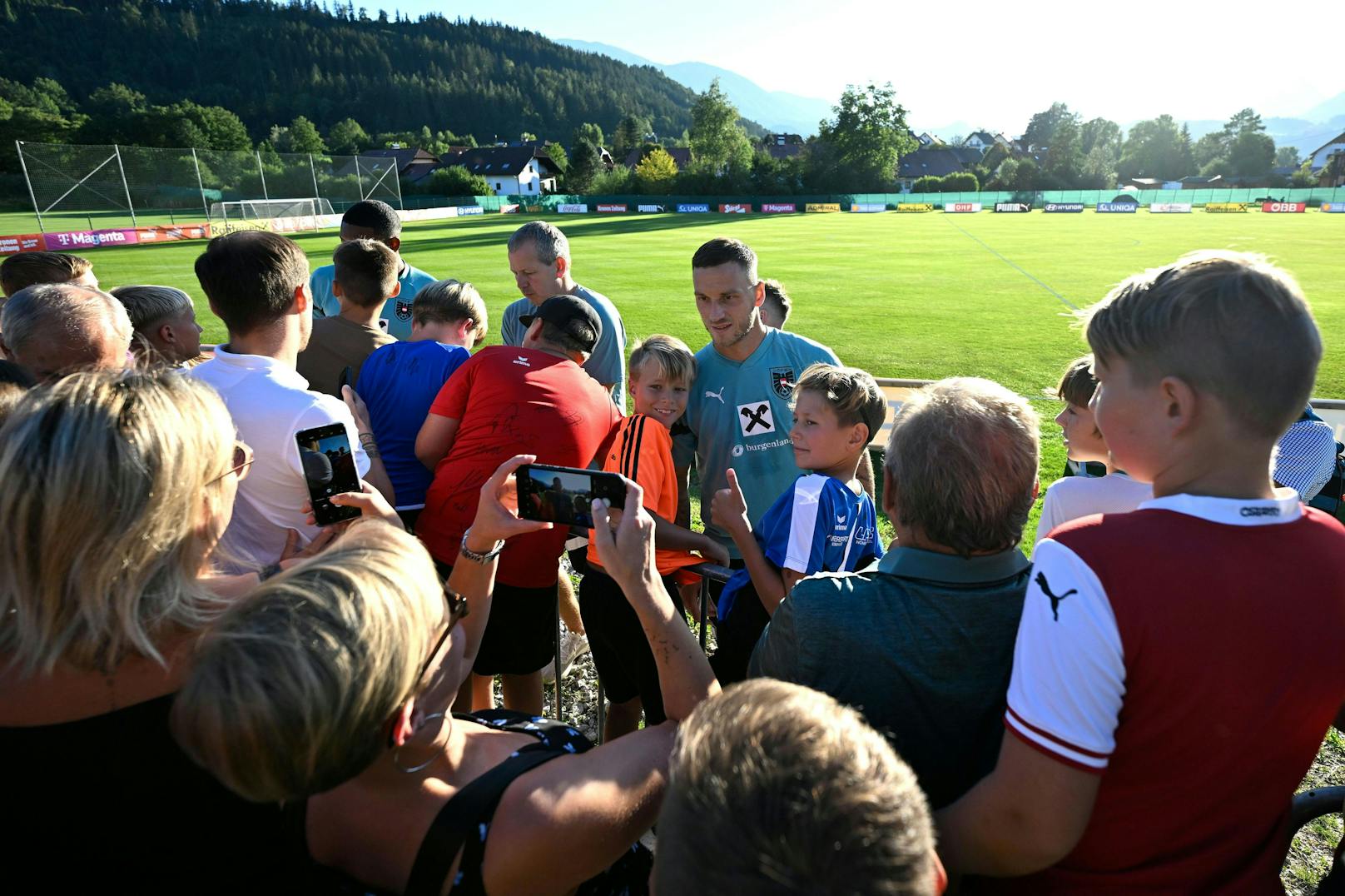 Marko Arnautovic lässt sich mit jungen Fans ablichten.