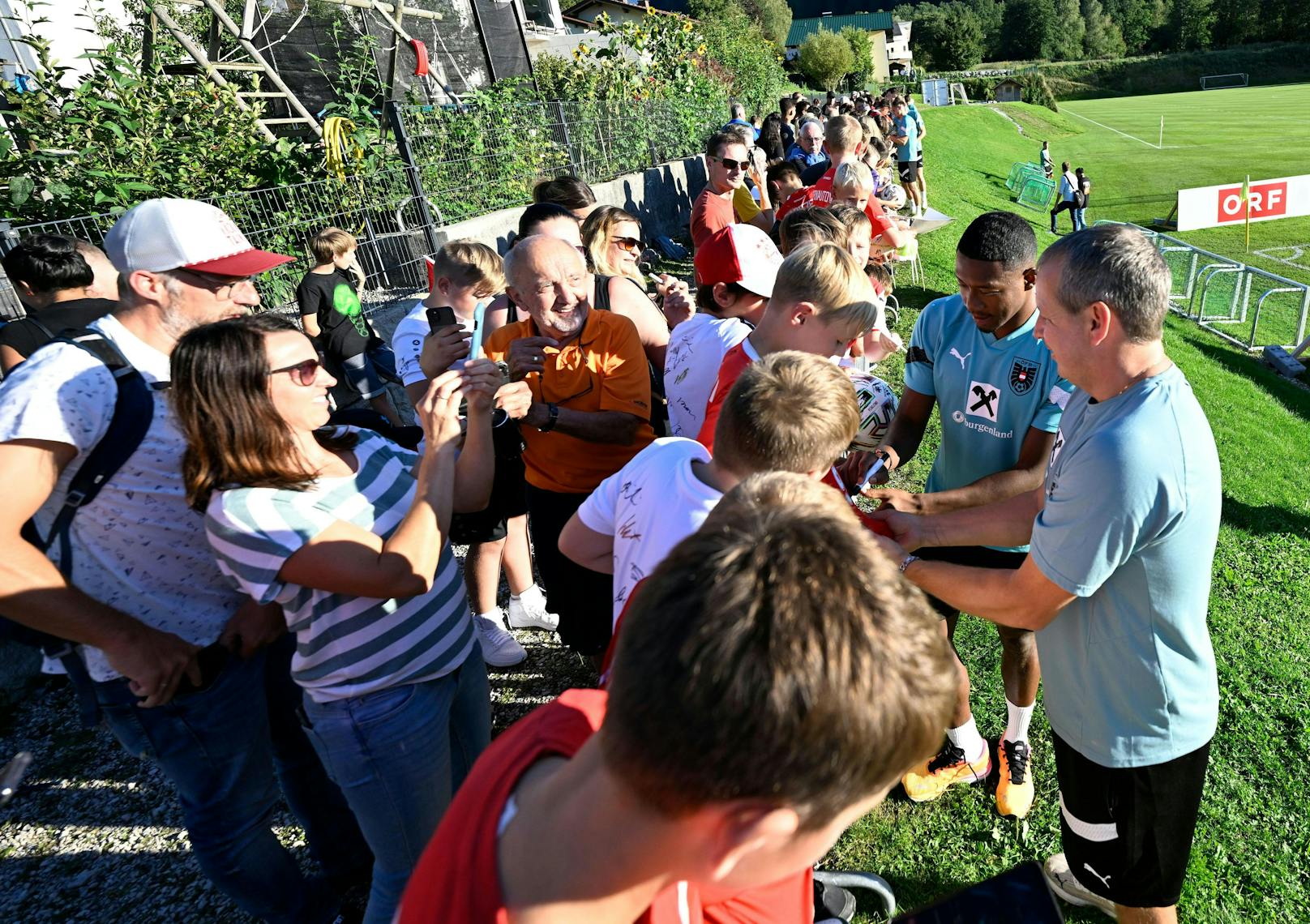 Kaiserwetter: In Windischgarsten lacht die Sonne mit Fans und ÖFB-Kickern um die Wette.