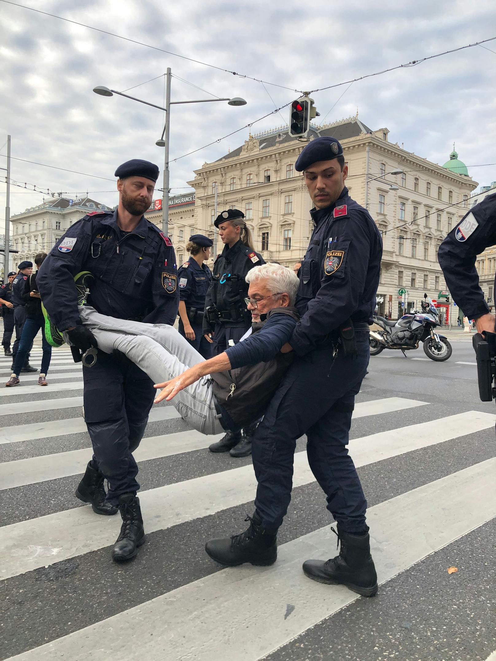 Die Wiener-Polizei war mit einem Großaufgebot an Beamten im Einsatz.