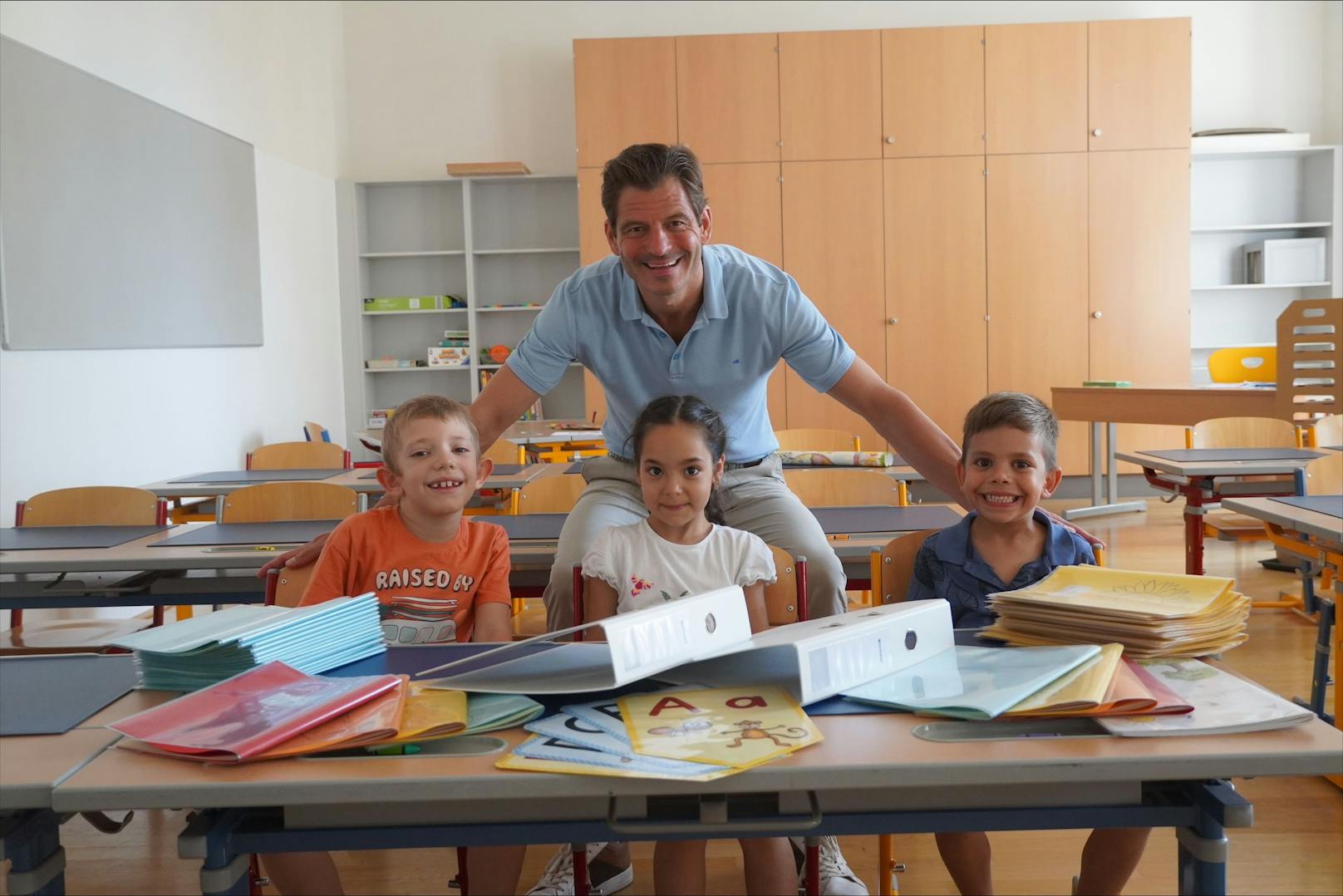 Bürgermeister Hannes Koza mit Kindern