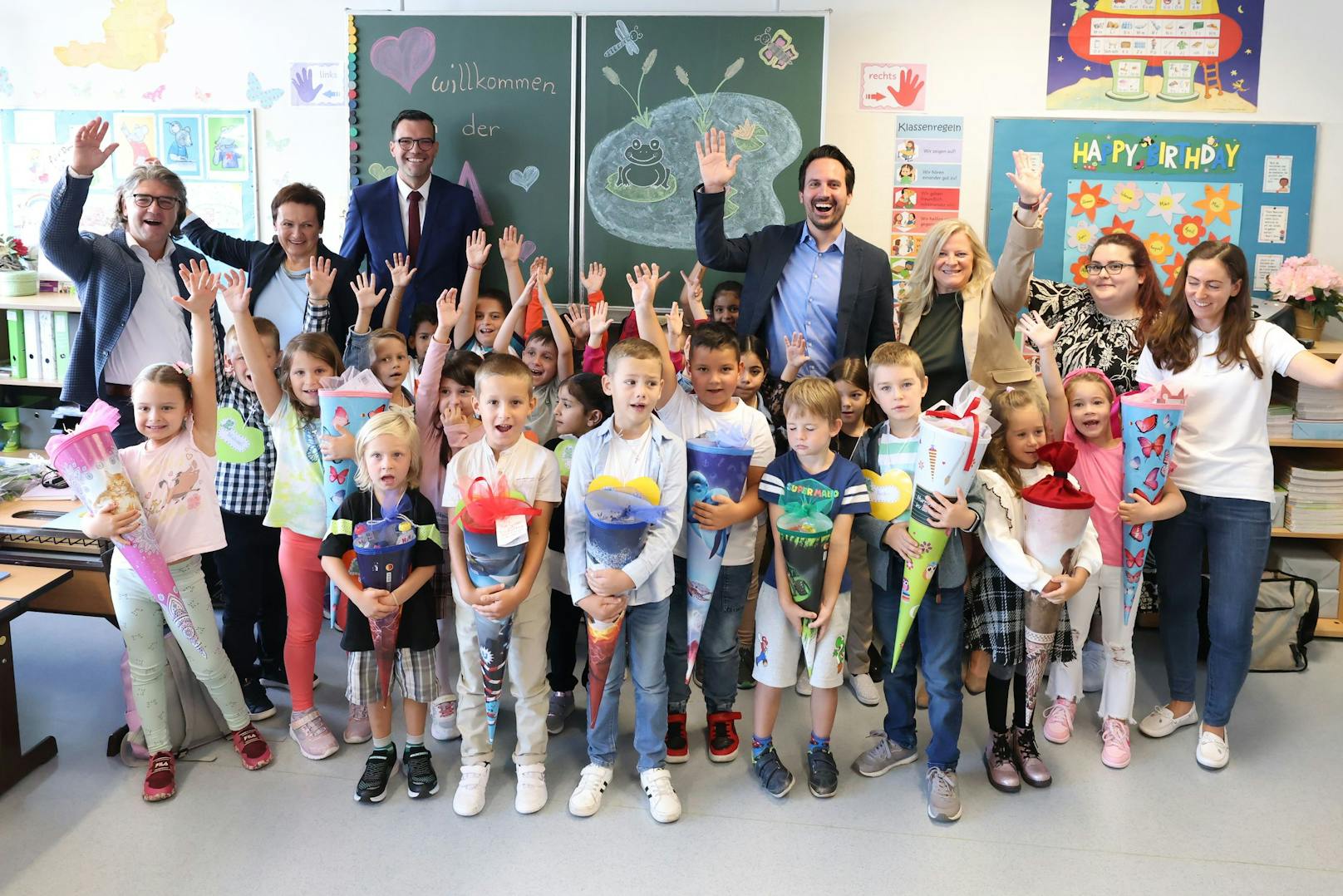 Juhu, erster Schultag! Bildungsdirektor Heinrich Himmer und Bildungsstadtrat Christoph Wiederkehr (Neos) besuchten eine erste Klasse.